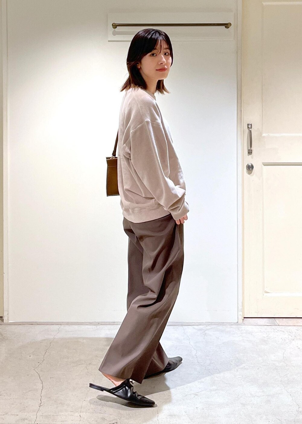「CreamyCotton、クリーミーコットン、ベージュ、ブラウン、レザーバッグ、チェーンバッグ、プルオーバー、ロゴ、センタープレス、初秋コーデ、秋コーデ、初冬コーデ、お仕事コーデ、デートコーデ、お出かけコーデ」｜「SALON adam et rope'のエンブロイダリースウェット-CreamyCotton /クリーミーコットン-（スウェット、ベージュ系）」を使った、michiruさん（レディース・156cm）の夏コーディネートの4枚目の写真