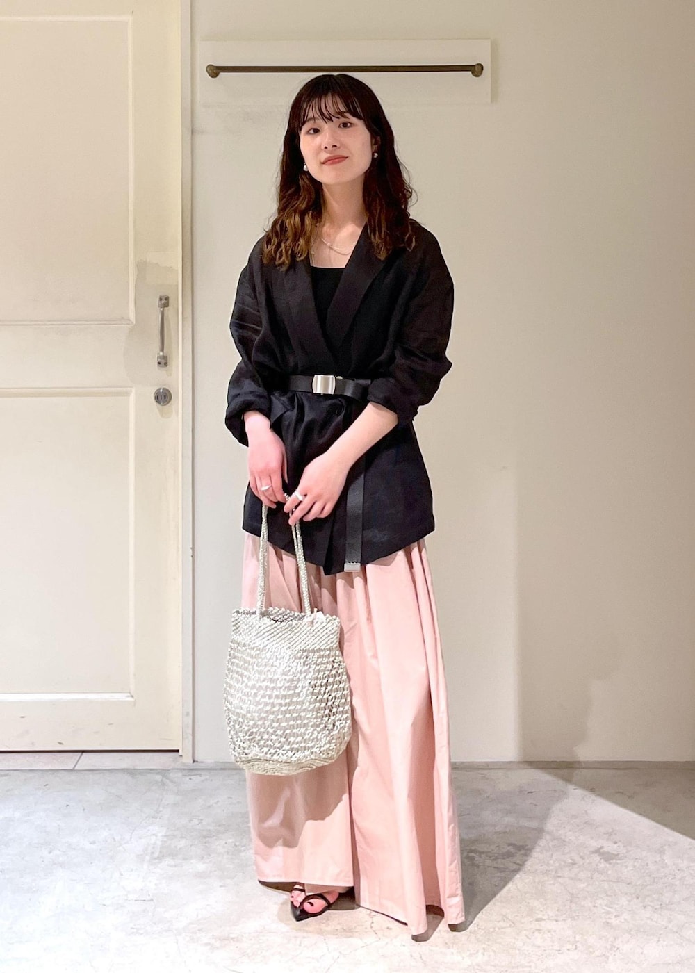 「羽織、Baserange、CABLE PANTS、BAGMATI、シルバー、春コーデ、初夏コーデ、デートコーデ、お出かけコーデ、旅行コーデ、推し活コーデ、女子会コーデ、大人カジュアル、パンツスタイル、カジュアルコーデ」|「SALON adam et rope'のナローストラップサンダル(サンダル、ブラック系)」を使った、michiruさん(レディース・156cm)の春コーディネートの2枚目の写真