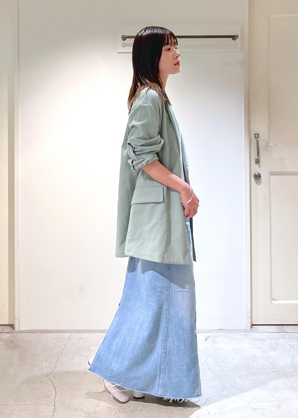 「春ジャケット、羽織、オーガニックコットン、グリーン、PELLICO SUNNY、redcardtokyo、Vivan、デニムスカート、初春コーデ、春コーデ、デートコーデ、お出かけコーデ、旅行コーデ、推し活コーデ、女子会コーデ」｜「SALON adam et rope'のオーガニックコットンダブルガーゼジャケット（テーラードジャケット、グリーン系）」を使った、michiruさん（レディース・156cm）の春コーディネートの6枚目の写真