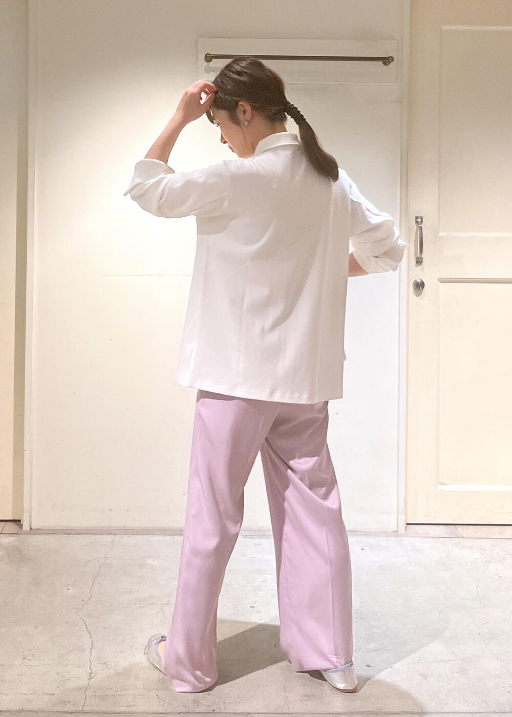 「骨格ウェーブ、ブルベ、低身長、KINAN、イージーパンツ、porselli、バレエシューズ、PLASTICITY、POPUP、お出かけコーデ、サロンアダムエロペ、SALON　adam et rope'、シャツスタイル、リラックススタイル、パンツスタイル」｜「SALON adam et rope'の【porselli（ポルセリ）】バレエシューズ / シルバー（バレエシューズ、シルバー系）」を使った、michiruさん（レディース・156cm）の夏コーディネートの4枚目の写真