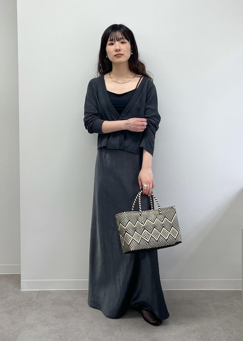 「ハイツイストコットン、Ｖネック、フレアスカート、サテン、アセテート、REMME、Letra for SALON、メルカドバッグ、レトラ、初春コーデ、春コーデ、初夏コーデ、お仕事コーデ、デートコーデ、お出かけコーデ」｜「REMMEの【REMME(レメ)】メッシュフラットシューズ（パンプス、ブラック系）」を使った、michiruさん（レディース・156cm）の春コーディネートの3枚目の写真