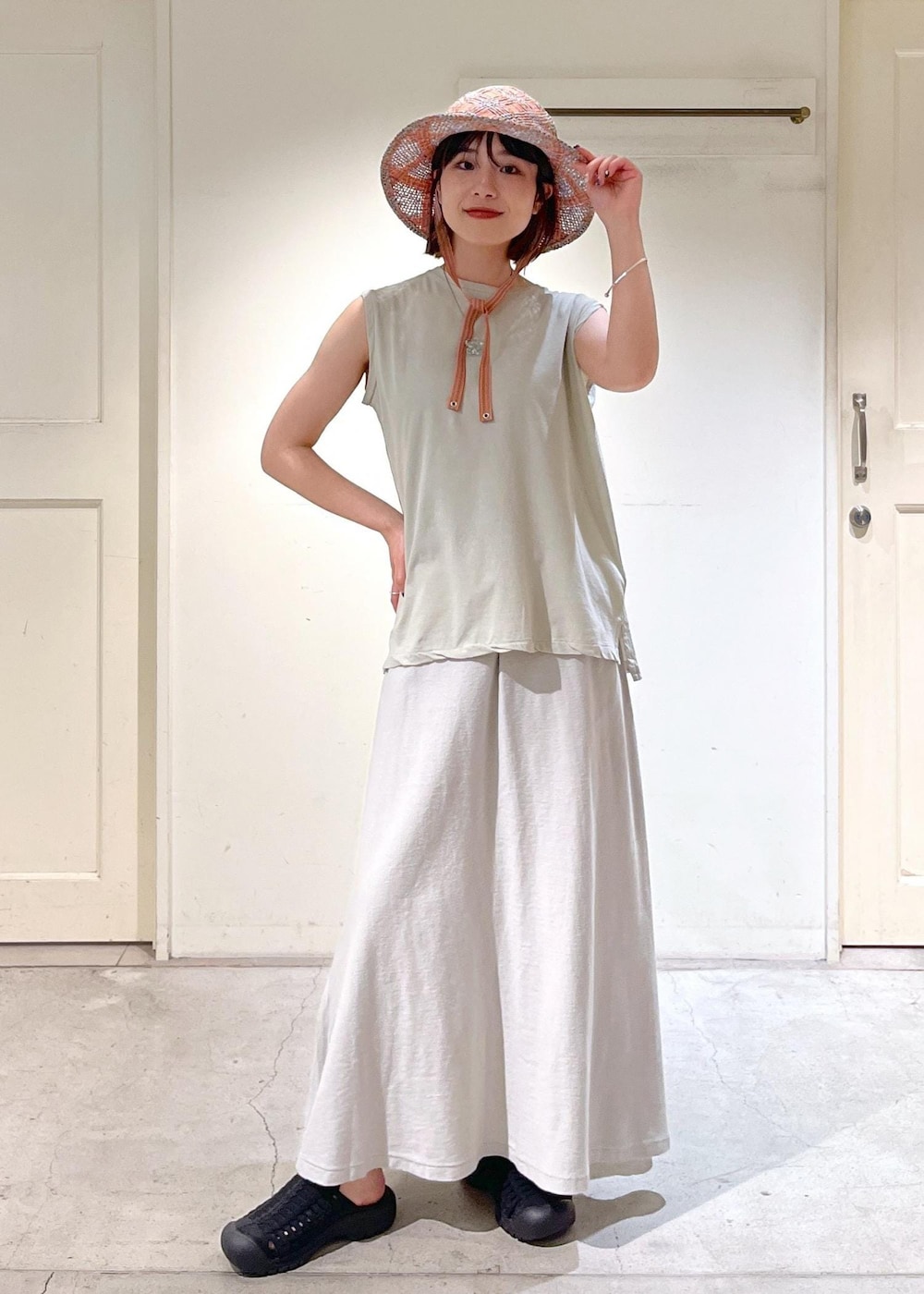 「GREYCHORD、SOFIE、グレー、HANNA、KEEN、SAN JUAN SANDAL 2、サンダル、La Maison de Lyllis、FONTANA、ハット、IZIPIZI、サングラス、ノースリーブ、スカート、ブラック」｜「KEENの【KEEN（キーン）】SAN JUAN SANDAL 2（サンダル、ブラック系）」を使った、michiruさん（レディース・156cm）の春コーディネートの3枚目の写真
