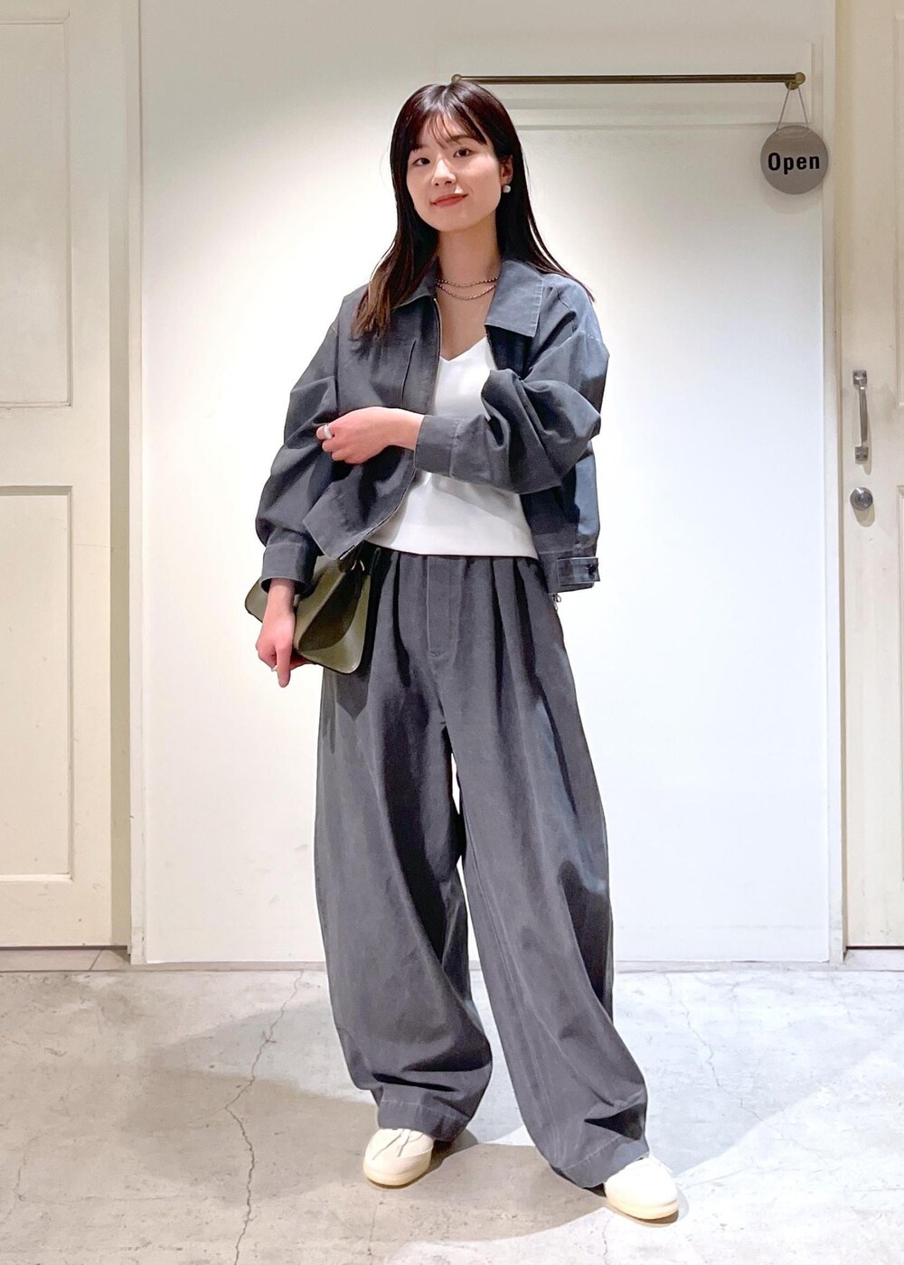 「ジップ、チャコール、カーヴィーパンツ、ホワイト、スニーカー、adidas、レザーバッグ、チェーンバッグ、クラッチバッグ、初春コーデ、春コーデ、デートコーデ、お出かけコーデ、旅行コーデ、アウトドアコーデ」｜「SALON adam et rope'の【2WAY】レザースクエアチェーンクラッチショルダーバッグ（ショルダーバッグ、グリーン系）」を使った、michiruさん（レディース・156cm）の春コーディネートの2枚目の写真