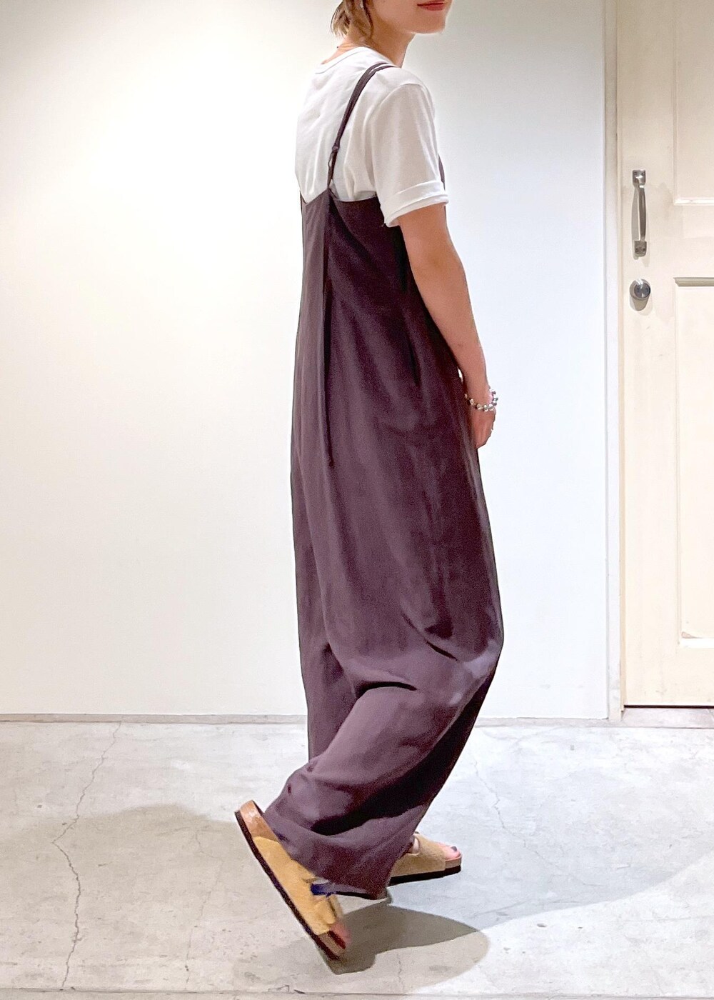「SALE、チャコール、BIRKENSTOCK、Arizona VL Dotted、OUTDOOR PRODUCTS for SALON、OUTDOOR PRODUCTS、NativeSilverStreams、シルバー、ブラック、ホワイト、Tシャツ、オールインワン、ベージュ、初夏コーデ、夏コーデ」｜「SALON adam et rope'のダブルストラップキャミオールインワン【セットアップ対応】（つなぎ/オールインワン、グレー系）」を使った、michiruさん（レディース・156cm）の夏コーディネートの9枚目の写真