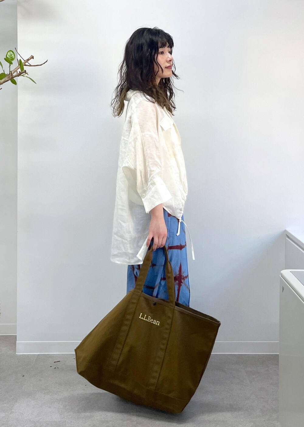 「ホワイト、プリマベール、イージーパンツ、タイダイ染め、L.L.Bean for SALON、L.L.Bean、グロサリートート、初夏コーデ、夏コーデ、デートコーデ、お出かけコーデ、旅行コーデ、アウトドアコーデ、推し活コーデ、女子会コーデ」｜「SALON adam et rope'のナローストラップサンダル（サンダル、その他）」を使った、michiruさん（レディース・156cm）の春コーディネートの5枚目の写真