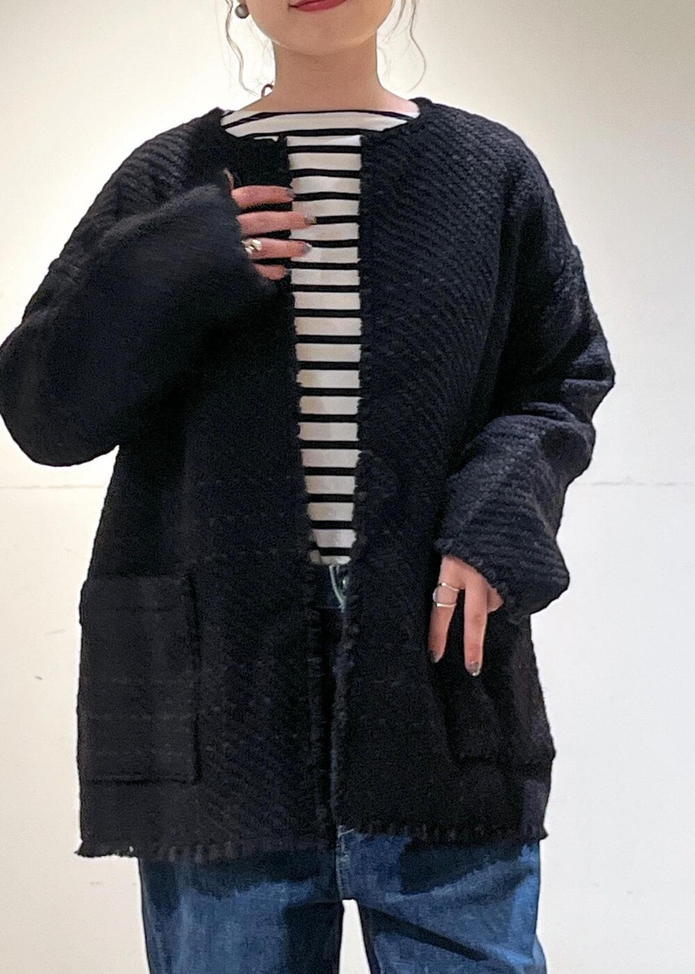 「23AW秋の新作、骨格ウェーブ、ブルベ、低身長、サロンアダムエロペ、John Branigan、SAINT JAMES、KURO、Clarks、Americana、SALON adam et ropé、ボーダー、デニム、シンプルコーデ、きれいめカジュアル」｜「John braniganの【John Branigan（ジョンブラニガン）】フリンジノーカラージャケット（ノーカラージャケット、ブラック系）」を使った、michiruさん（レディース・156cm）の秋コーディネートの9枚目の写真