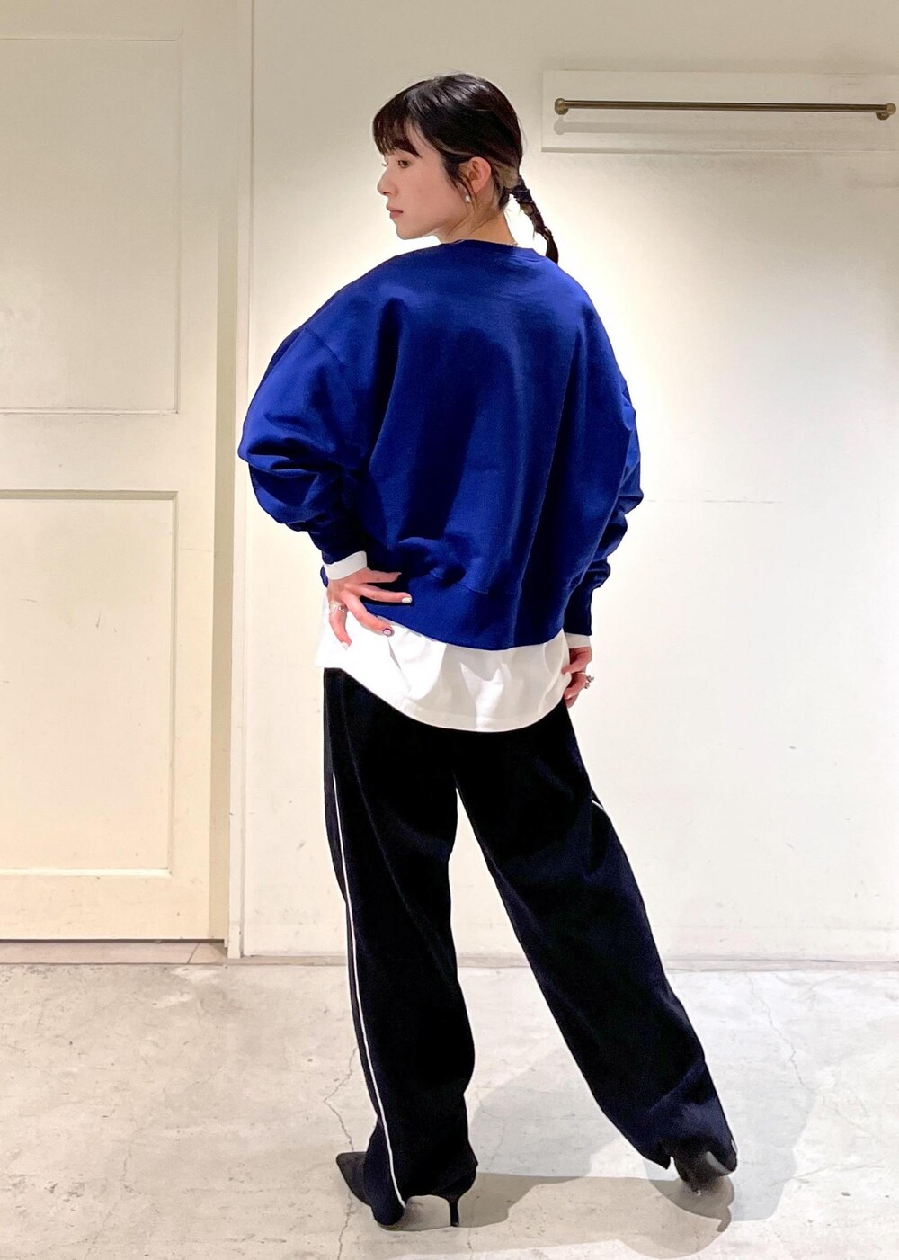 「24SS春の新作、スウェット、プルオーバー、KARL BLOSSFELD、Tシャツ、トラックパンツ、サロンアダムエロペ、トートバッグ、Americana for SALON、Americana、アメリカーナ、ポーチセット、ライトグレー、クリーミーコットン、ブラック」|「SALON adam et rope'の【KARL BLOSSFELD】フォトロングスリーブTシャツ(Tシャツ/カットソー、ホワイト系)」を使った、michiruさん(レディース・156cm)の冬コーディネートの7枚目の写真