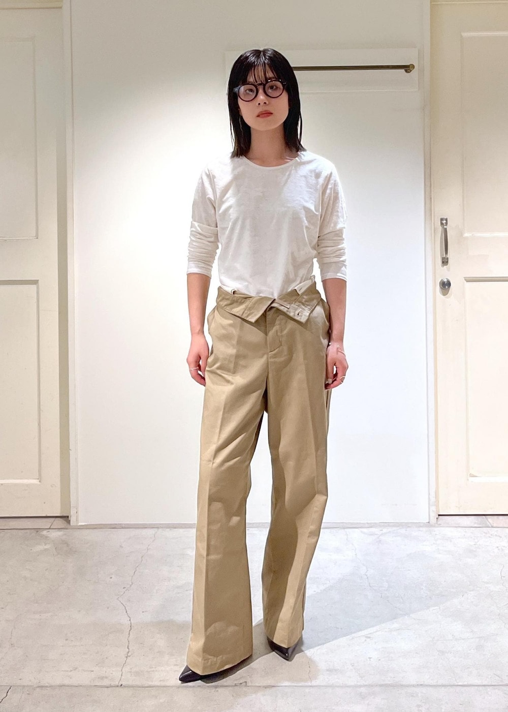 「新作、2way、クラッシュベロア、ロンT、Americana for SALON、Americana、TEMBEA×Americana×SALON、TEMBEA、ポシェット、グレー、ホワイト、プルオーバー、長袖、Tシャツ、ベージュ」｜「SALON adam et rope'のクラッシュベロア2WAYロングスリーブTシャツ【セットアップ対応・洗える】（Tシャツ/カットソー、ホワイト系）」を使った、michiruさん（レディース・156cm）の秋コーディネートの6枚目の写真