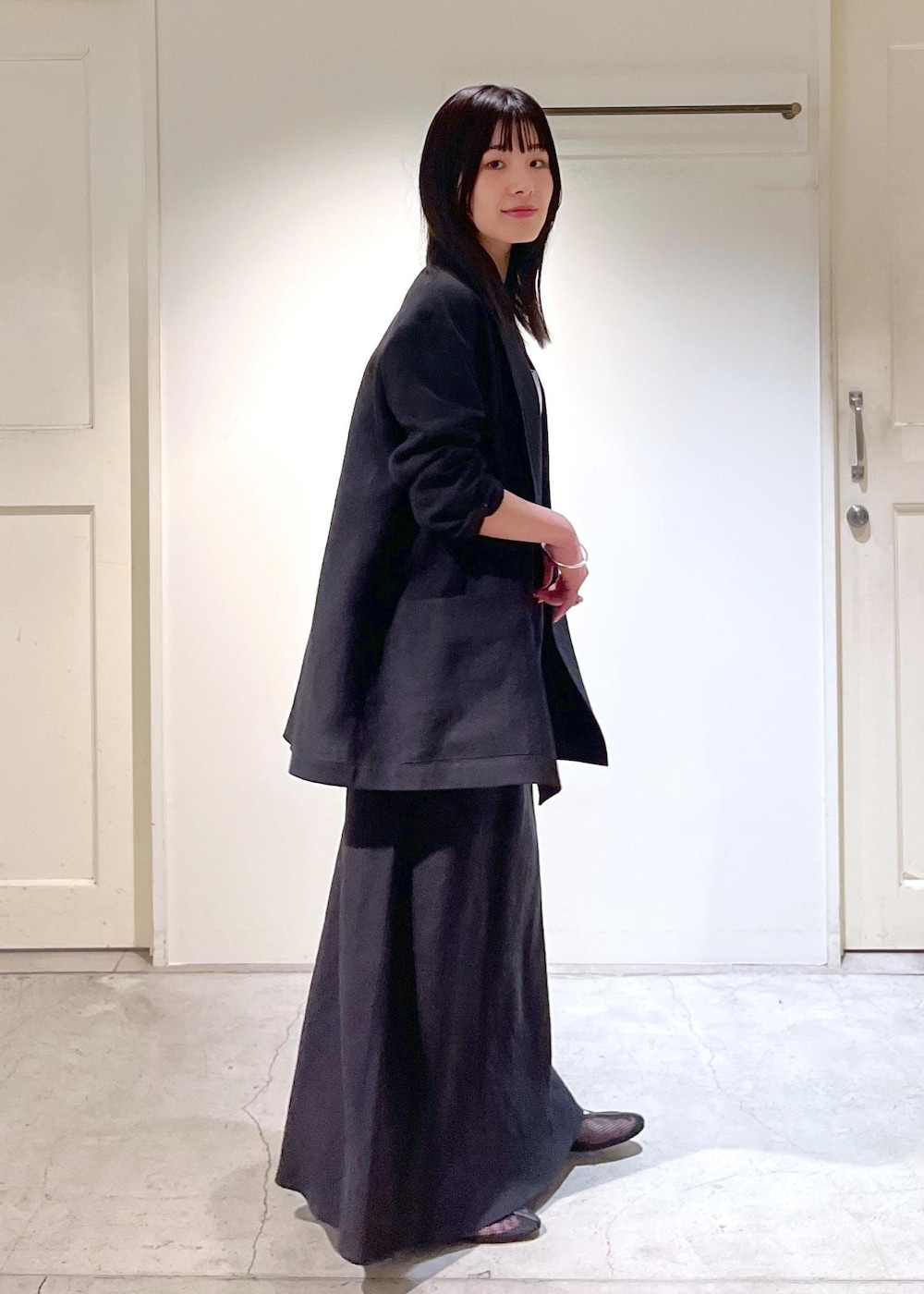 「ダブルジャケット、キュプラコットン、グレー、REMME、Americana for SALON、ミニバッグ、チャーム、初春コーデ、春コーデ、お仕事コーデ、セレモニーコーデ、卒業式コーデ、卒園式コーデ、授業参観日コーデ、入学式コーデ」|「SALON adam et rope'の【セットアップ対応】キュプラコットンリブクロスキャミソール(キャミソール、グレー系)」を使った、michiruさん(レディース・156cm)の冬コーディネートの5枚目の写真