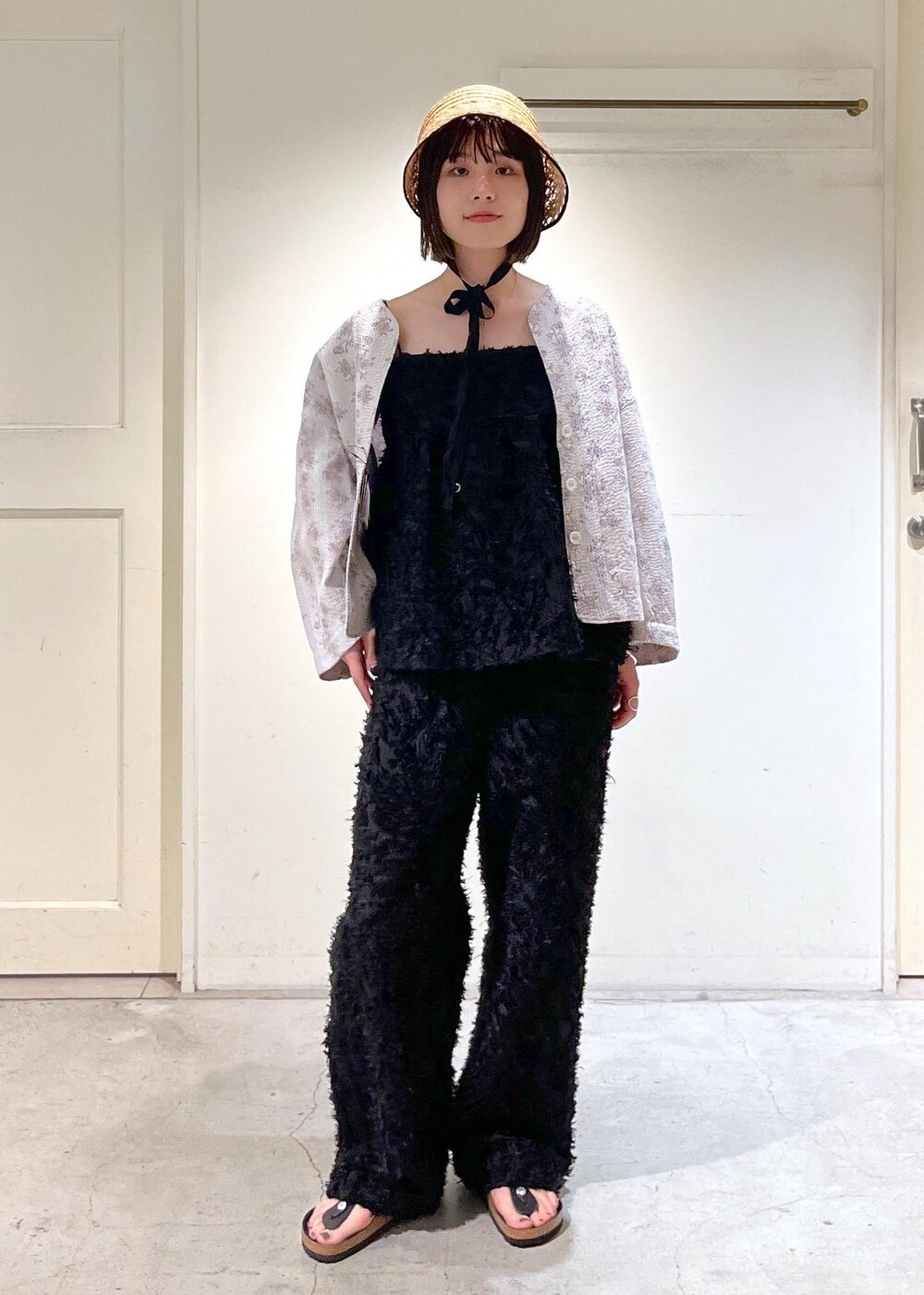 「Pheeta、ジャケット、リバーシブル、ラベンダー、KIRYU、キャミソール、ジャガード、BIRKENSTOCK、Gizeh Big Buckle LEOI、chisaki、麦わら帽子、Ryou、ブラック、ノースリーブ、パンツ」｜「SALON adam et rope'のKIRYUコーラルフラワーカットジャガードキャミソール【セットアップ対応】（キャミソール、ブラック系）」を使った、michiruさん（レディース・156cm）の春コーディネートの3枚目の写真
