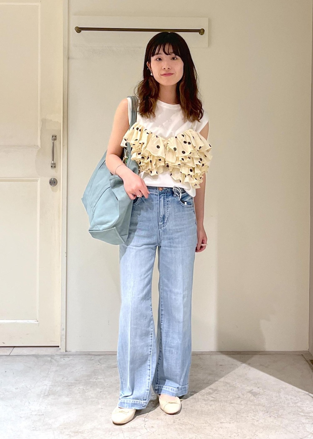 「プリマベール、RED CARD TOKYO for SALON、RED CARD TOKYO、デニム、easy SLOGAN、porselli、L.L.Bean for SALON、グロサリートート、マザーズバッグ、旅行バッグ、チャーム、2025JUNPRESS対象商品、crinkle crinkle crinkle、クリンクルクリンクルクリンクル、キャミソール」｜「SALON adam et rope'のプリマベールショルダータックノースリーブプルオーバー［UVケア・洗える］（Tシャツ/カットソー、ホワイト系）」を使った、michiruさん（レディース・156cm）の春コーディネートの3枚目の写真