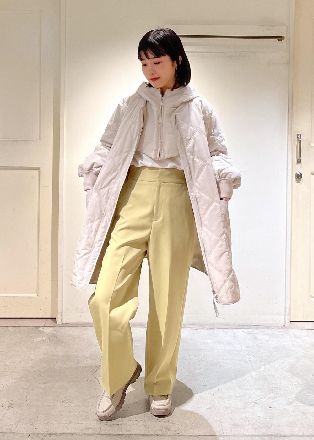 「バラクラバ、ベロア、MOONSTAR、810s、ホワイト、コート、キルティング、パンツ、イエロー、ハイウエスト、サロンアダムエロペ、SALON adam et ropé、23AW Outer、低身長、骨格ウェーブ」|「SALON adam et rope'の【撥水機能付き】バラクラバセットキルティングブルゾン/テントコート(ブルゾン、グレー系)」を使った、michiruさん(レディース・156cm)の秋コーディネートの2枚目の写真