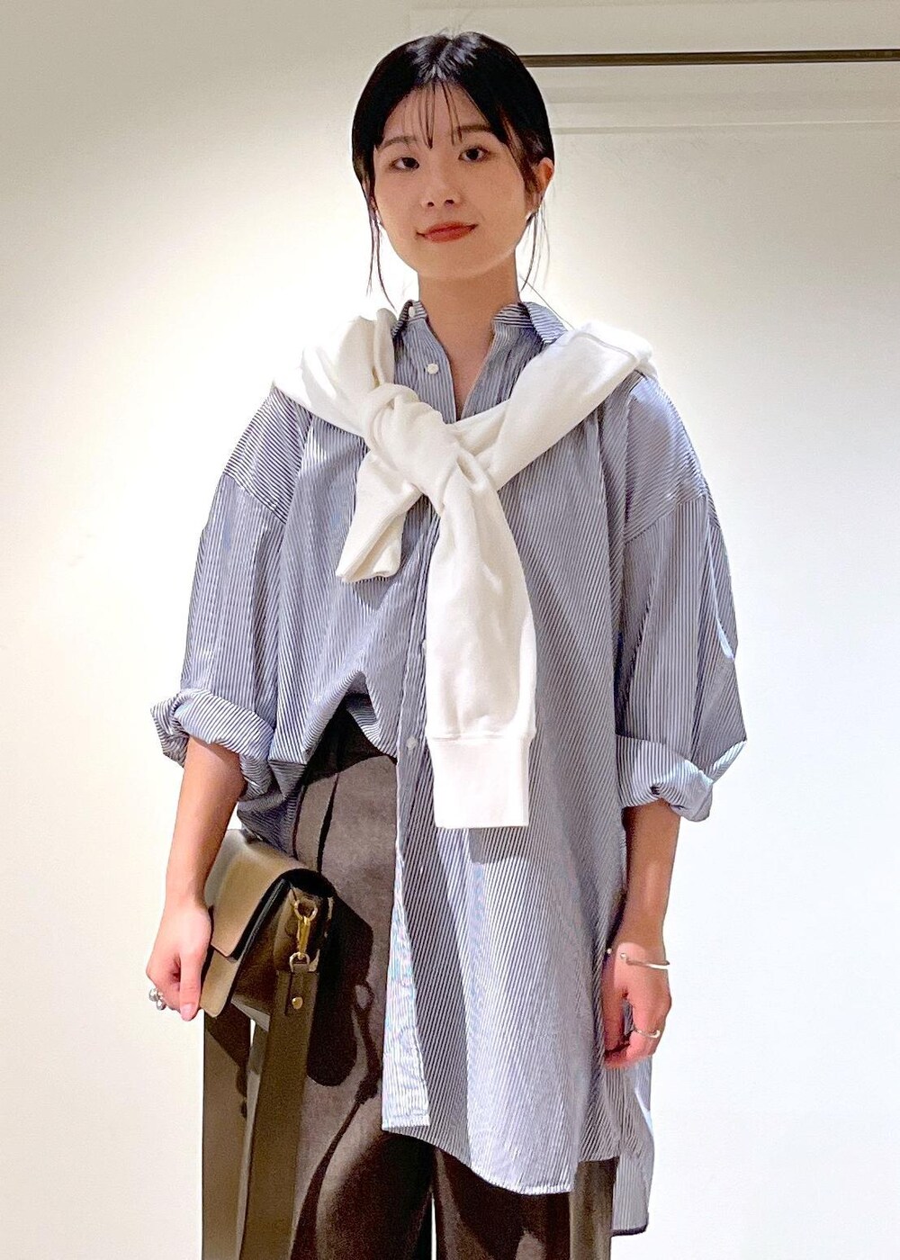「INDIVIDUALIZED SHIRTS for SALON、シャツ、ストライプ、オーバーサイズ、ブルー、クロップド丈、ホワイト、ウール、ワイド、ブラウン、クラッチバッグ、レザー、秋コーデ、初冬コーデ、お仕事コーデ」｜「SALON adam et rope'の2WAYレザーフラップミニショルダーバッグ/クラッチバッグ（ショルダーバッグ、ブラウン系）」を使った、michiruさん（レディース・156cm）の秋コーディネートの6枚目の写真