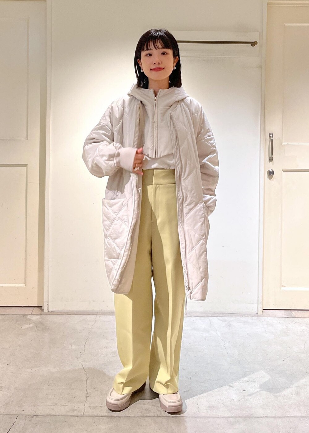 「バラクラバ、ベロア、MOONSTAR、810s、ホワイト、コート、キルティング、パンツ、イエロー、ハイウエスト、サロンアダムエロペ、SALON adam et ropé、23AW Outer、低身長、骨格ウェーブ」|「SALON adam et rope'の【撥水機能付き】バラクラバセットキルティングブルゾン/テントコート(ブルゾン、グレー系)」を使った、michiruさん(レディース・156cm)の秋コーディネートの4枚目の写真