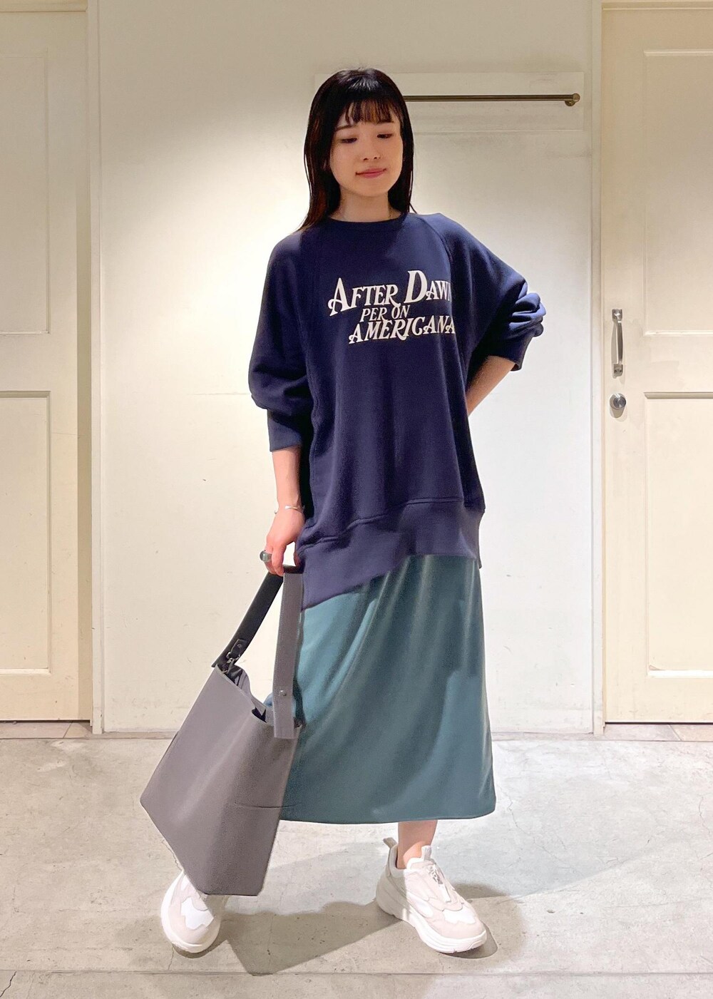 「23AW秋の新作、骨格ウェーブ、ブルベ、低身長、Americana for SALON、Americana、アメリカーナ、チャコール、スウェット、別注、ベロア、グリーン、UGG、アグ、サロンアダムエロペ」｜「SALON adam et rope'の【セットアップ対応・洗える】ベロアロングスリットタイトスカート（スカート、グリーン系）」を使った、michiruさん（レディース・156cm）の夏コーディネートの3枚目の写真