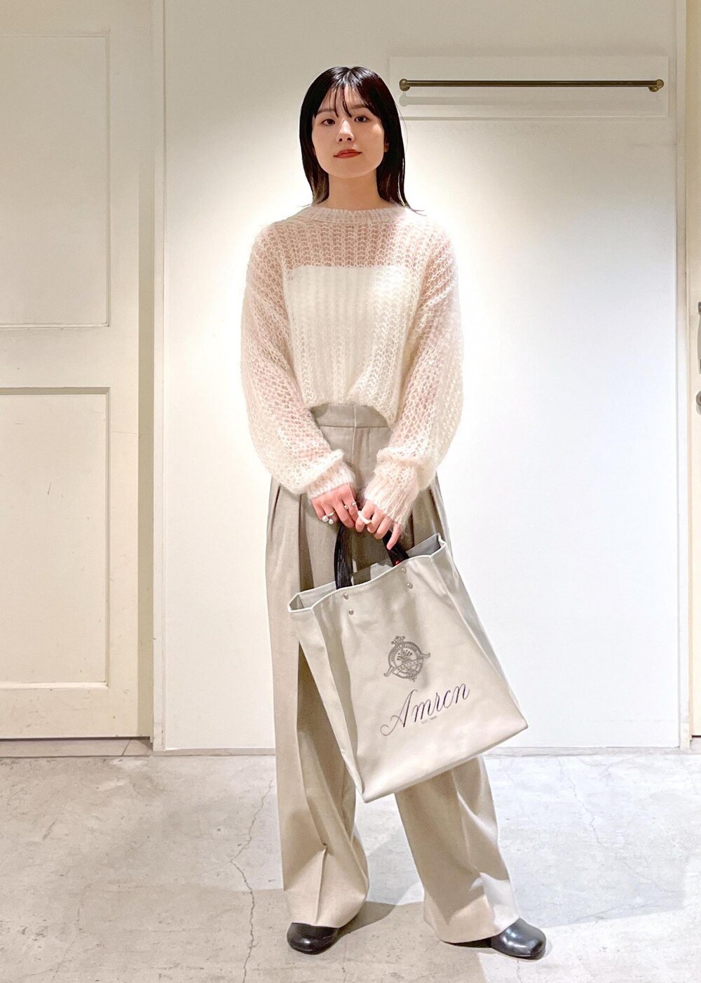 「BATONER、バトナー、モヘヤ、ニット、プルオーバー、ホワイト、ワイドパンツ、ベージュ、ウール、TEMBEA×Americana×SALON、グレー、初秋コーデ、秋コーデ、初冬コーデ、冬コーデ」｜「AMERICANAの【Americana×TEMBEA×SALON】別注トートバッグ＆ポシェットセット（トートバッグ、グレー系）」を使った、michiruさん（レディース・156cm）の秋コーディネートの3枚目の写真