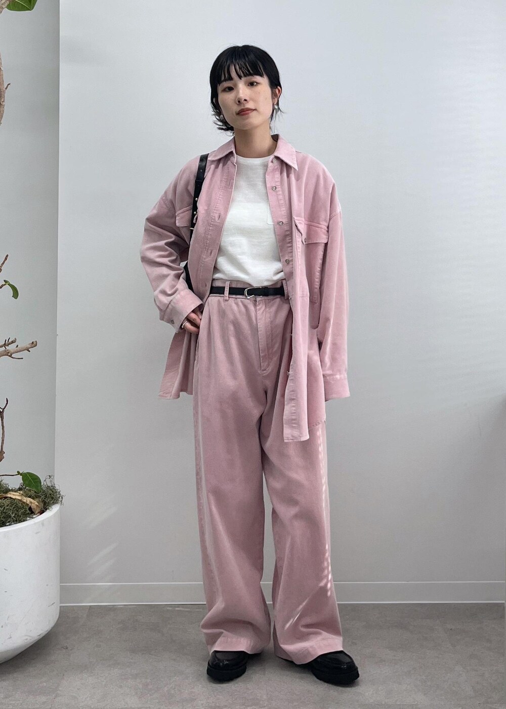 ホワイト系のTシャツ/カットソー、ブラック系のローファー、ピンク系のシャツ/ブラウスを着用したレディースの夏コーディネートの5枚目の写真