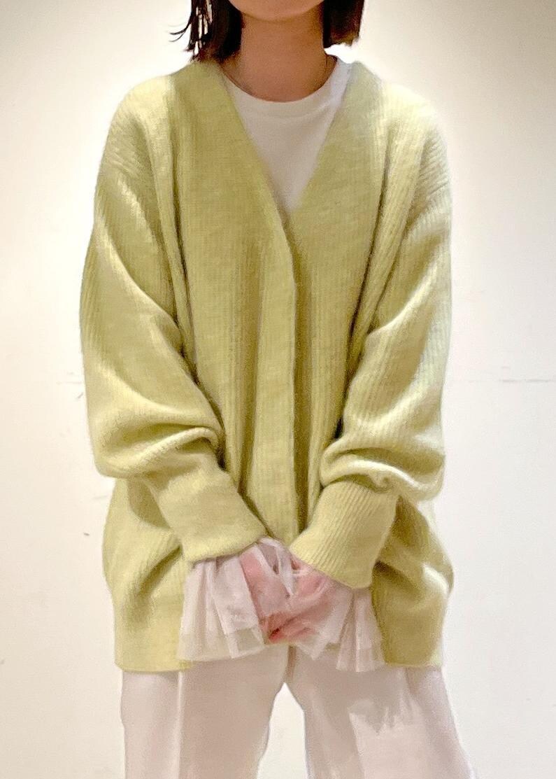 イエロー系のカーディガン/ボレロ、ブラウン系のブーツ、ホワイト系のその他パンツを着用したレディースの秋コーディネートの6枚目の写真