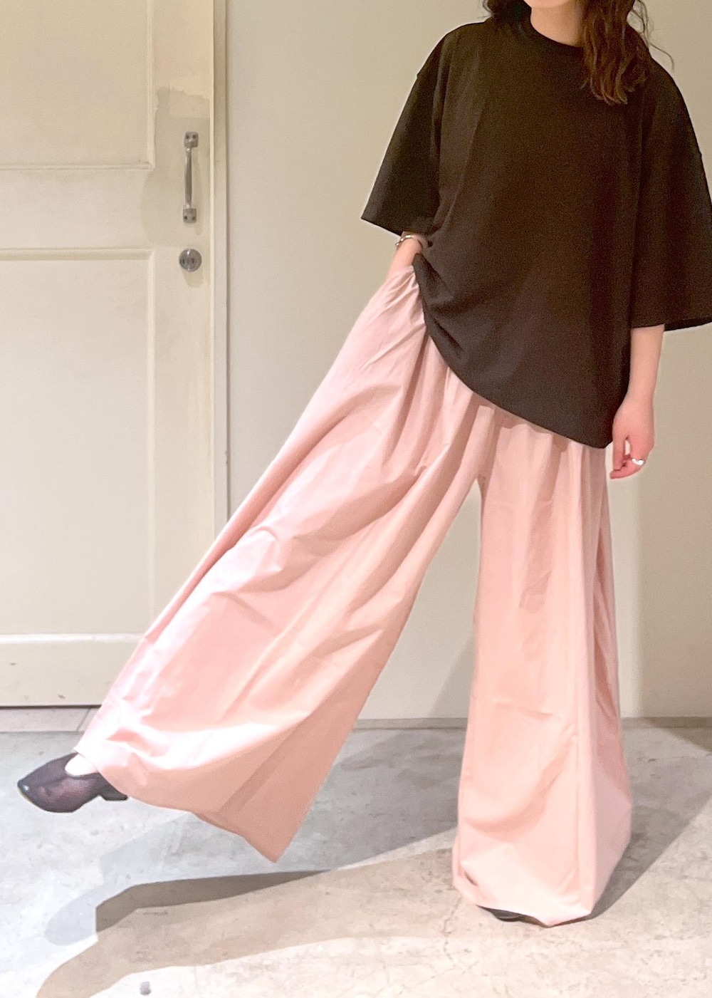 「Baserange、PIN TEE SHIRT、オーバーサイズ、ブラウン、CABLE PANTS、REMME、Morphee、春コーデ、初夏コーデ、夏コーデ、デートコーデ、お出かけコーデ、旅行コーデ、アウトドアコーデ、推し活コーデ」｜「REMMEの【REMME(レメ)】メッシュフラットシューズ（パンプス、ブラック系）」を使った、michiruさん（レディース・156cm）の春コーディネートの8枚目の写真