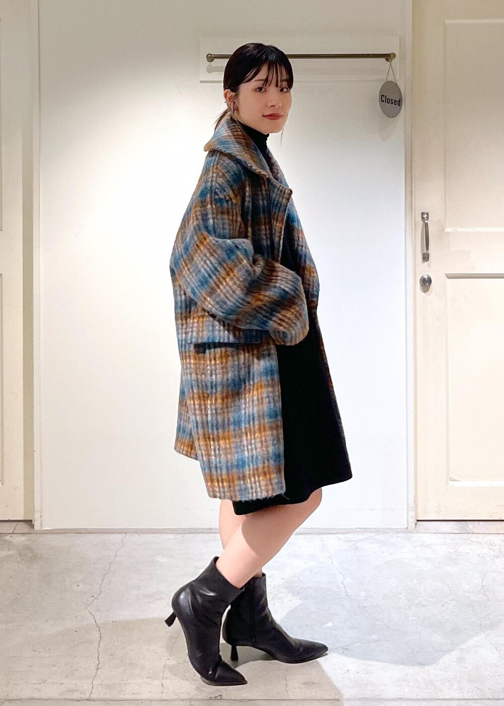 「BALLI、シャギー、Pコート、チェック柄、ウール、ブラック、smilecotton、スマイルコットン、タートルネック、Tシャツ、BRENTELLA、レザー、バッグ、秋コーデ、初冬コーデ」|「SALON adam et rope'のBALLI (バリ)シャギービックカラーPコート(ピーコート、ブルー系)」を使った、michiruさん(レディース・156cm)の秋コーディネートの6枚目の写真