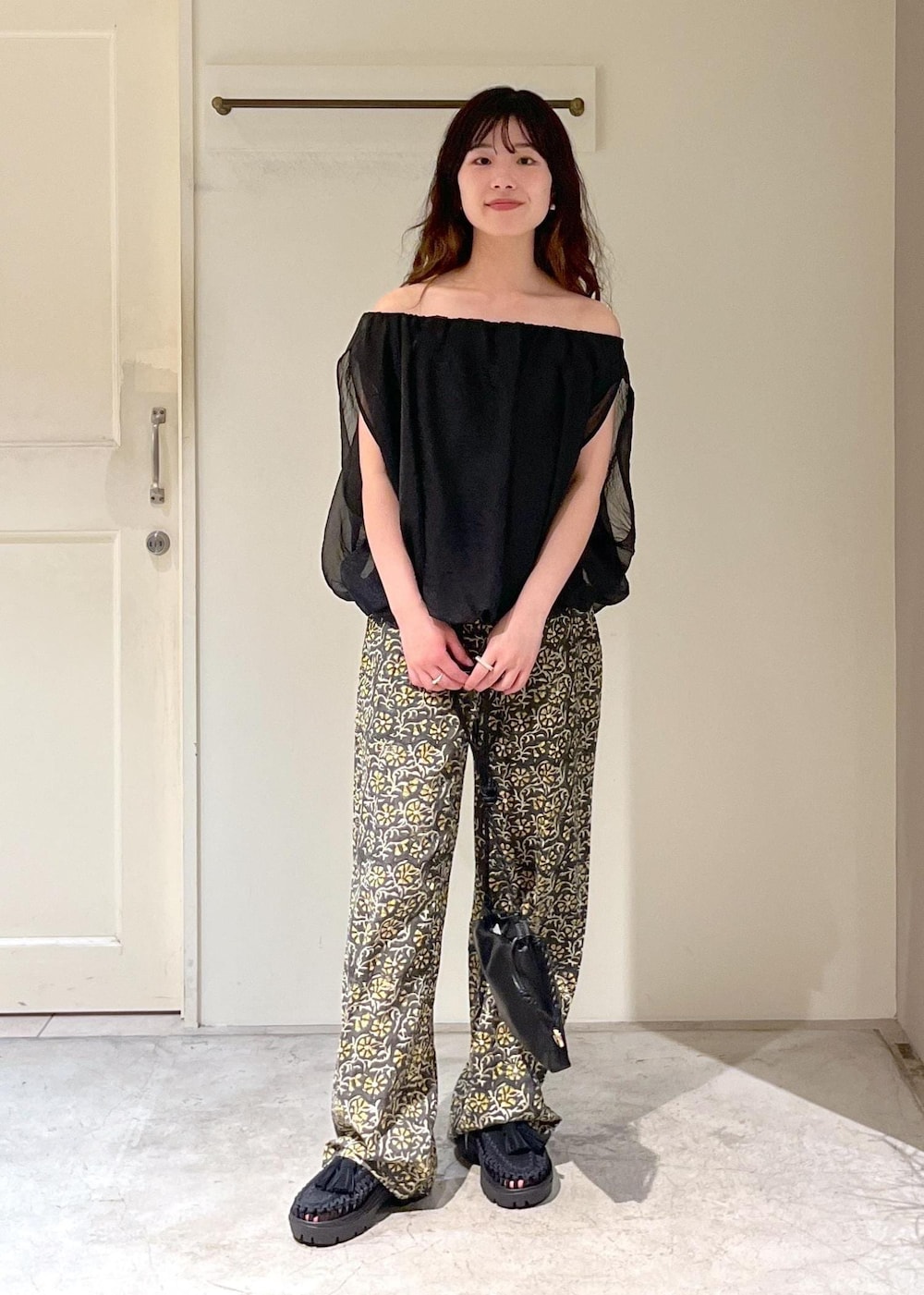 「COUTURE D'ADAM、Block print trousers、柄パンツ、KEEN、UNEEK PLT TASSELL、タッセル、ミニバッグ、レザー、春コーデ、初夏コーデ、夏コーデ、デートコーデ、お出かけコーデ、旅行コーデ、アウトドアコーデ」｜「SALON adam et rope'のスプリットレザードロストミニショルダー/巾着バッグ（ショルダーバッグ、ブラック系）」を使った、michiruさん（レディース・156cm）の春コーディネートの10枚目の写真