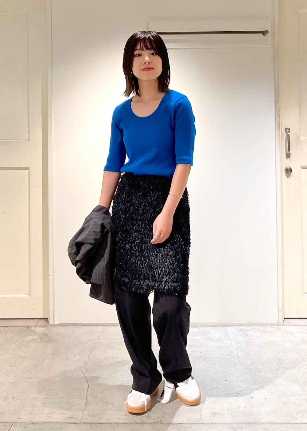 「kinan、チャコール、Tシャツ、リブ、フェザー、スラックス、adidas、SAMBA XLG、AULENTTI、ブラック、ハンドバッグ、ジャケット、オーバーサイズ、ノーカラー、ブルー」｜「SALON adam et rope'のフェザーレイヤードスカート/ミニスカート【洗える】（スカート、ブラック系）」を使った、michiruさん（レディース・156cm）の夏コーディネートの5枚目の写真