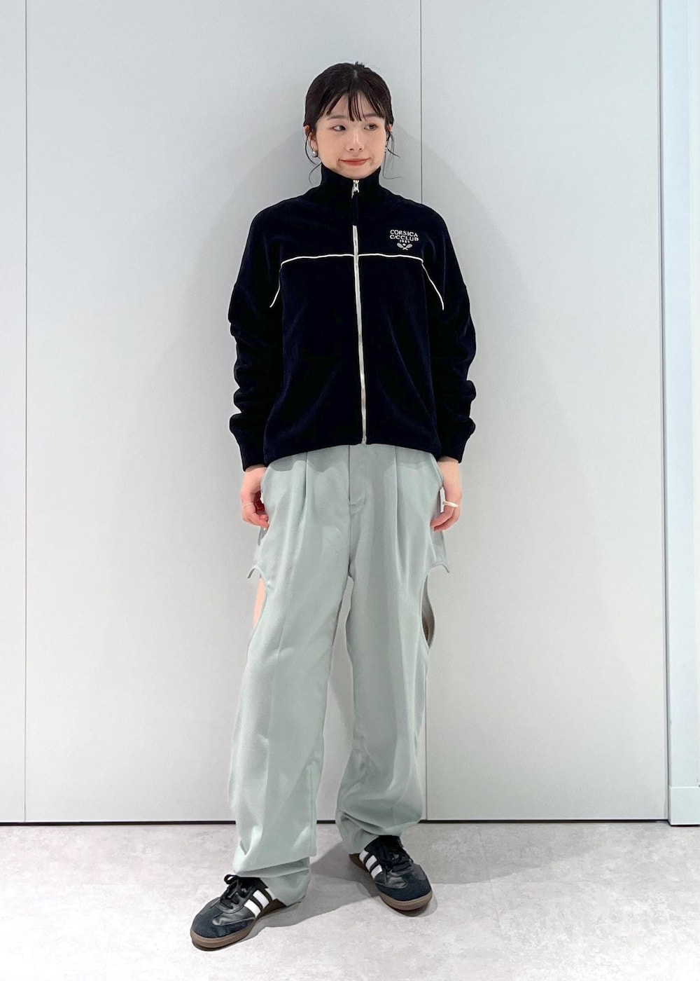 「CreamyCotton、クリーミーコットン、ブルゾン、オーガニックコットン、ブラック、VELVETY INDIGO BLUE BLACK、グリーン、adidas、SAMBA OG、初春コーデ、春コーデ、初秋コーデ、秋コーデ、運動会コーデ、旅行コーデ」｜「SALON adam et rope'のブラパッド付タンクトップ-CreamyCotton /クリーミーコットン-（タンクトップ、ブラック系）」を使った、michiruさん（レディース・156cm）の冬コーディネートの2枚目の写真