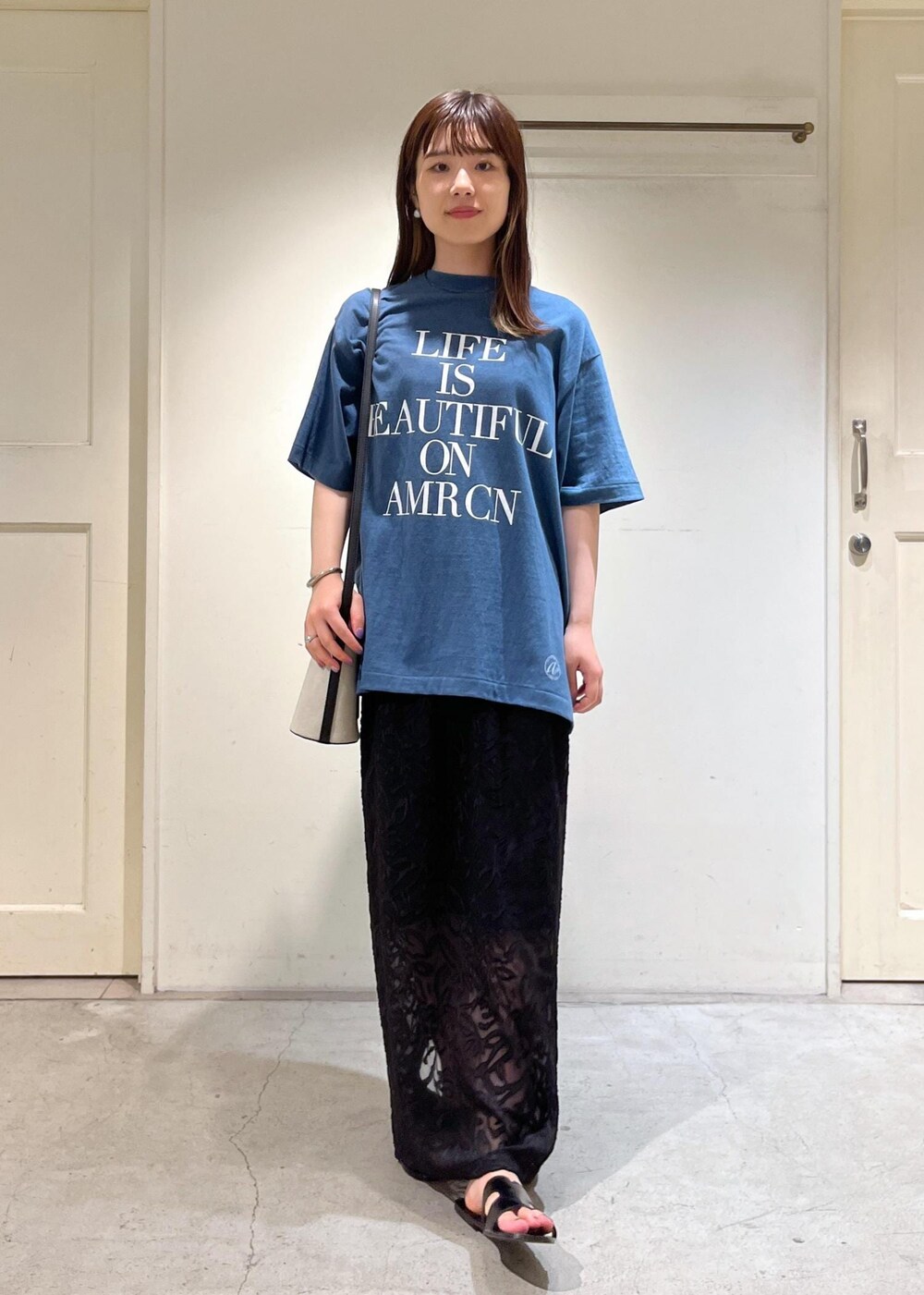 「骨格ウェーブ、ブルベ、低身長、Americana、アメリカーナ、シアー、ミニバック、サロンアダムエロペ、Tシャツ、ショルダーバッグ、SALON　adam et rope'、夏コーデ、ビッグシルエット、ロゴT、プチプラ」｜「AMERICANAの[追加決定！]【Americana for SALON】LIFE IS BEAUTIFUL 半袖T（Tシャツ/カットソー、ブルー系）」を使った、michiruさん（レディース・156cm）の夏コーディネートの2枚目の写真