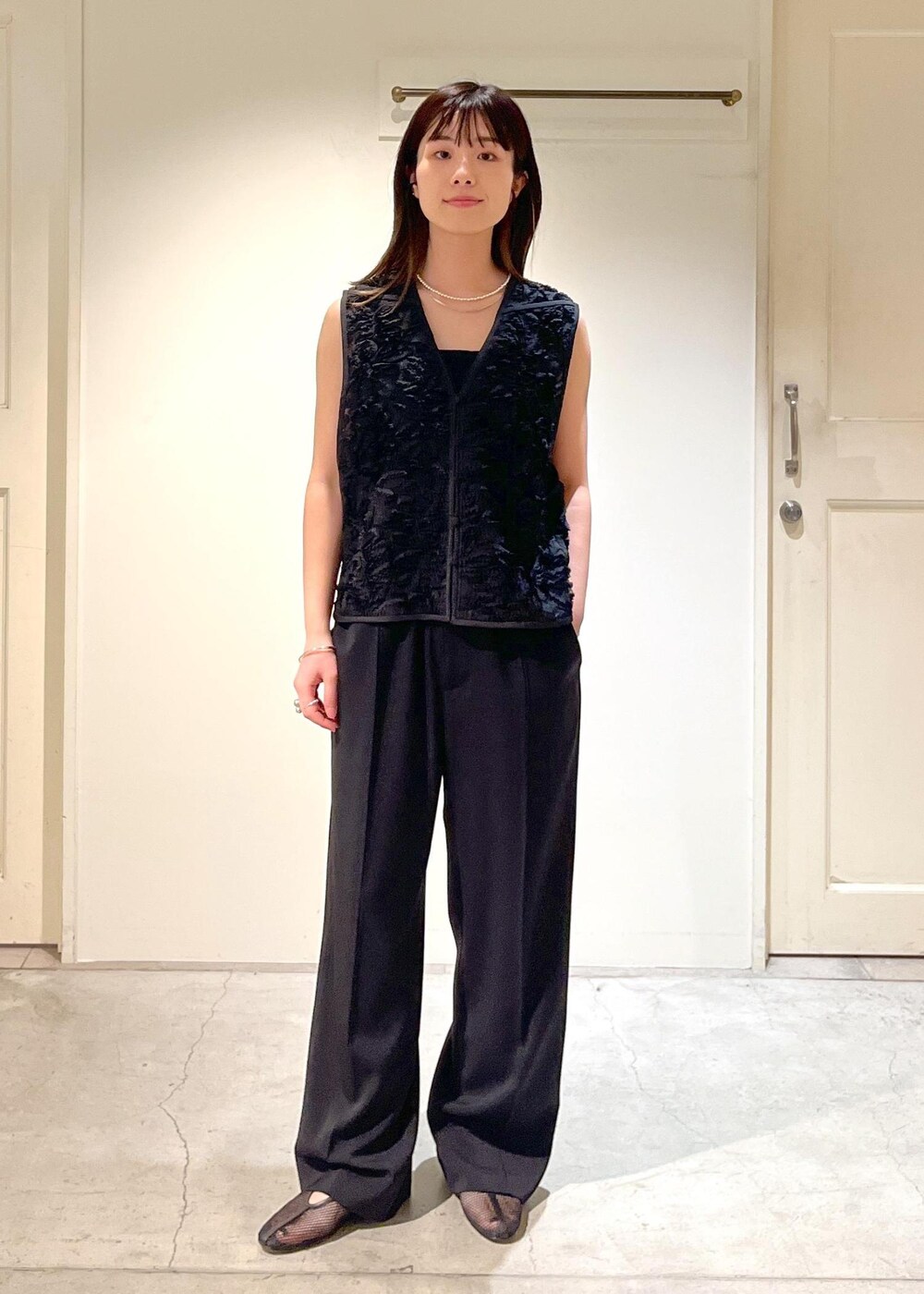 「Baserange、ベースレンジ、シャツ、オーバーシャツ、ストライプ、ジレ、フラワー、ブラック、キャミソール、イージーパンツ、REMME、メッシュ、フラットシューズ、ERICKA NICOLAS BEGAY、シルバー」｜「SALON adam et rope'の[追加]イージーリラックスストレートパンツ2/スラックス【接触冷感・UVケア・洗える】（その他パンツ、ブラック系）」を使った、michiruさん（レディース・156cm）の冬コーディネートの8枚目の写真