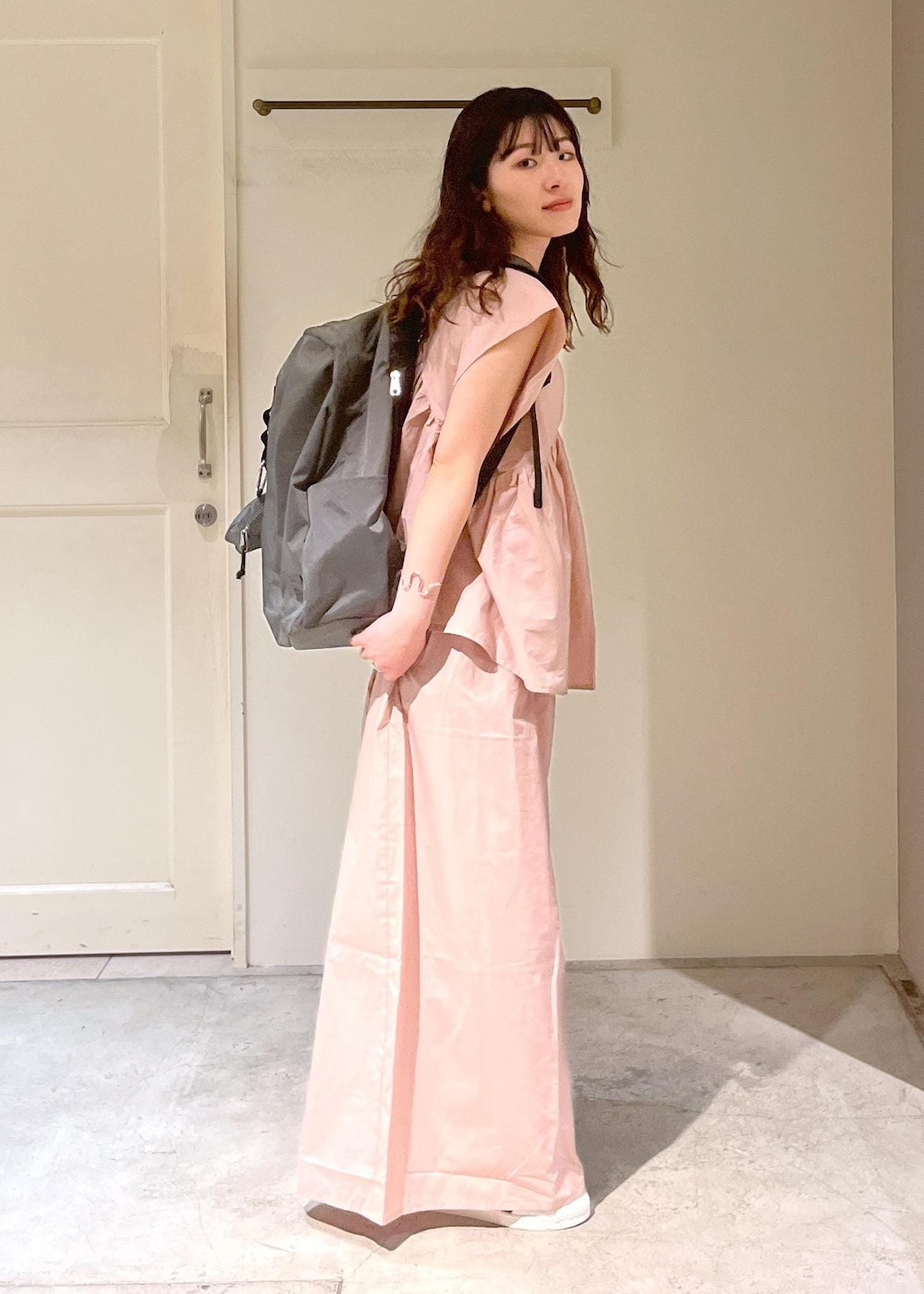 「baserange、ベースレンジ、ピンク、Primaveil、adidas、SUPERSTAR82、CABLE TOP、CABLE PANTS、春コーデ、初夏コーデ、夏コーデ、デートコーデ、お出かけコーデ、旅行コーデ、推し活コーデ」｜「adidasの【J'aDoRe・店舗限定】【adidas（アディダス）】SUPERSTAR82（スニーカー、ホワイト系）」を使った、michiruさん（レディース・156cm）の春コーディネートの3枚目の写真