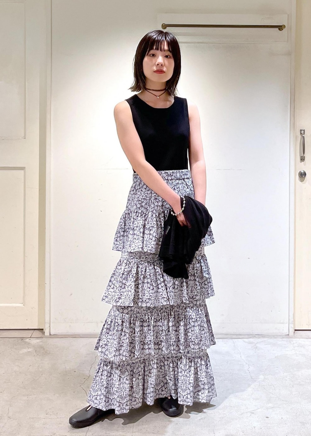 「シアー、LIBERTY、P.NINA、MOONSTAR FINE VULCANIZED、LITE PRIM ST、ブラック、ノースリーブ、ロング、ウエストゴム、ティアードスカート、春コーデ、初夏コーデ、夏コーデ、デートコーデ、お出かけコーデ」｜「SALON adam et rope'の[24SS]LIBERTY（リバティ）プリントティアードスカート【洗える】（スカート、ブラック系）」を使った、michiruさん（レディース・156cm）の夏コーディネートの5枚目の写真