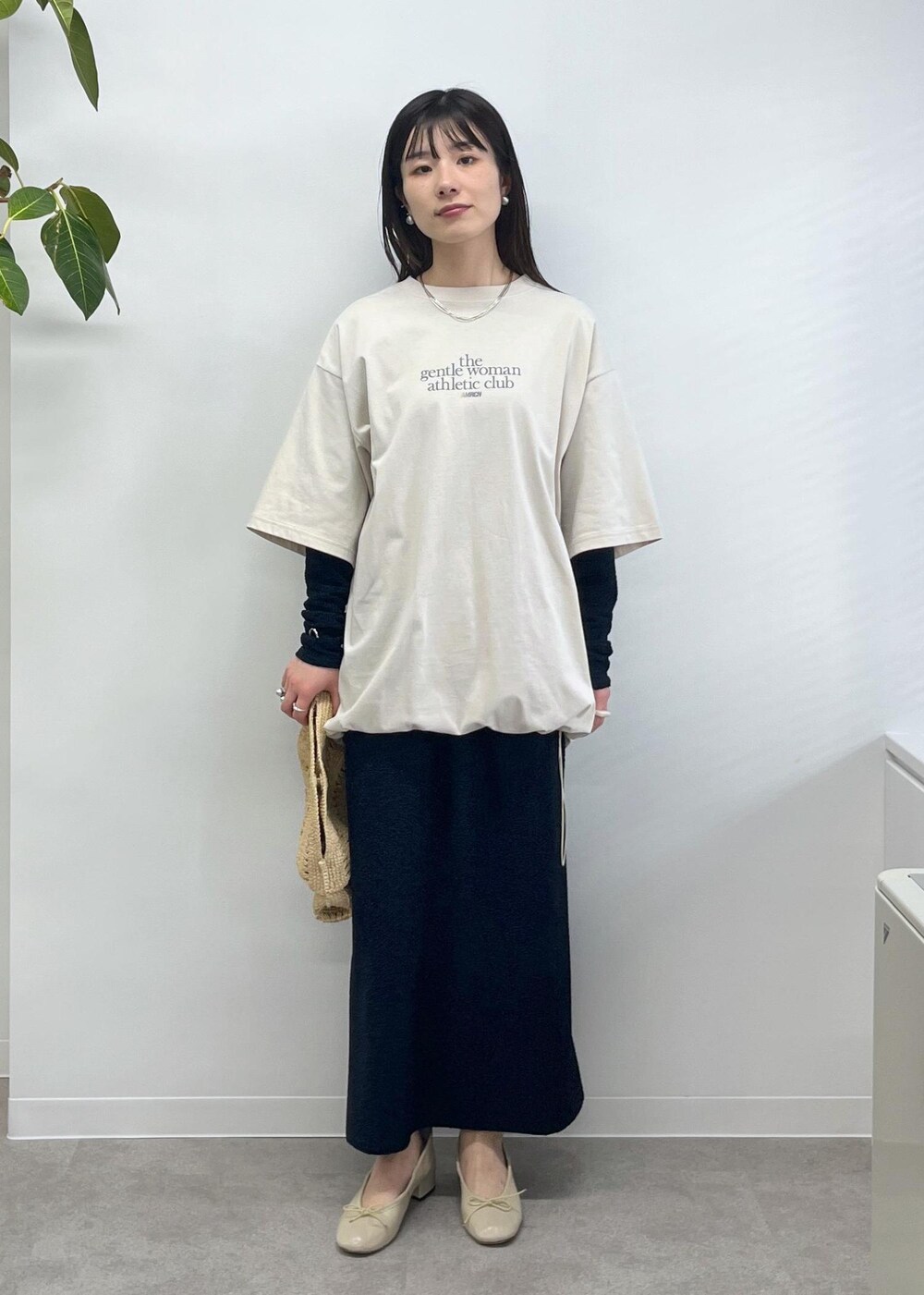 「Americana for SALON、Americana、Tシャツ、半袖、オーバーサイズ、オフホワイト、プルオーバー、クロップド丈、ラメ、ネイビー、タイトスカート、porselli、バレエヒール、ベージュ、MAISON N.H PARIS」|「SALON adam et rope'のシャイニージャカードクロップドプルオーバー(Tシャツ/カットソー、ブルー系)」を使った、michiruさん(レディース・156cm)の冬コーディネートの2枚目の写真
