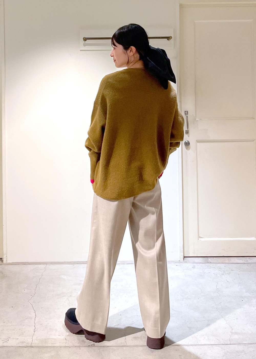 「BALLI、シャギー、Pコート、ベージュ、アウター、ニット、ビジュー、ヤクウール、プルオーバー、カーキ、KINAN、Tシャツ、リブ、ピンク、フラノ」|「heyepの【heyep(ヘイップ)】Silk Square Large Scrunchie/シルクスクエアシュシュ ラージ(シュシュ、ブラック系)」を使った、michiruさん(レディース・156cm)の冬コーディネートの7枚目の写真