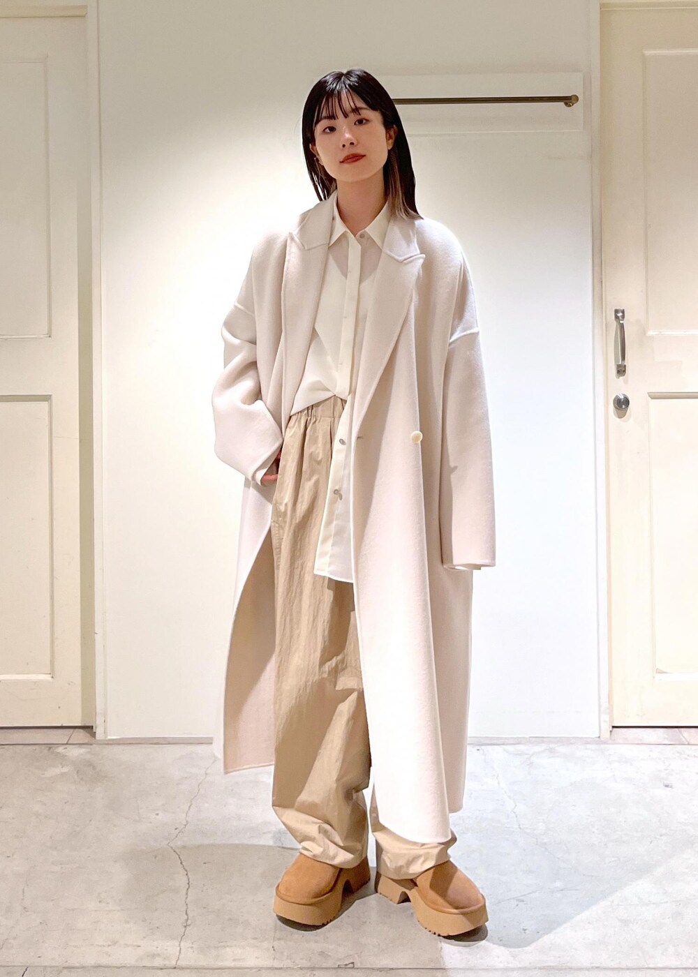 「ピュアラムウール、ロングコート、アウター、ホワイト、ウール、シアー、シャツ、オーバーサイズ、カービーパンツ、ベージュ、UGG、アグ、厚底ブーツ、レザー、初冬コーデ」｜「SALON adam et rope'の[追加]コットンリブカップ付きVネックキャミソール2（キャミソール、ホワイト系）」を使った、michiruさん（レディース・156cm）の秋コーディネートの2枚目の写真