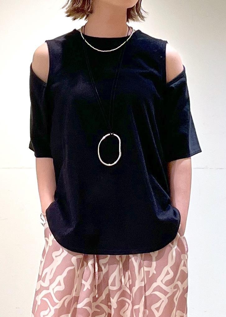「DELIY、シーサイドダンサープリント、KEEN、ハンドバッグ、BAGMATI、カゴバッグ、ERICKA NICOLAS BEGAY、シルバーアクセサリー、ブラック、ショルダーバッグ、プルオーバー、オープンショルダー、パンツ、ピンク、ワイド」|「SALON adam et rope'のシーサイドダンサープリントパンツ【セットアップ対応】(その他パンツ、イエロー系)」を使った、michiruさん(レディース・156cm)の春コーディネートの6枚目の写真