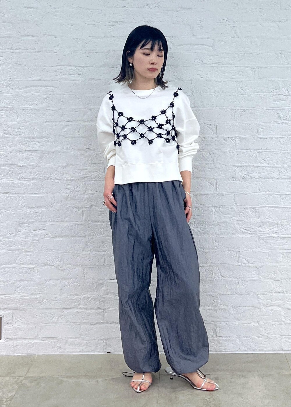 「24SS春の新作、スウェット、レース、チャコール、Americana for SALON、Americana、アメリカーナ、別注、イージーパンツ、サロンアダムエロペ、SERA STUDIO、ビスチェ、24SSSALON展示会、BRENTELLA、シルバー」|「AMERICANAの【Americana for SALON】別注ライトシャインイージーパンツ【セットアップ対応】(その他パンツ、グレー系)」を使った、michiruさん(レディース・156cm)の冬コーディネートの4枚目の写真