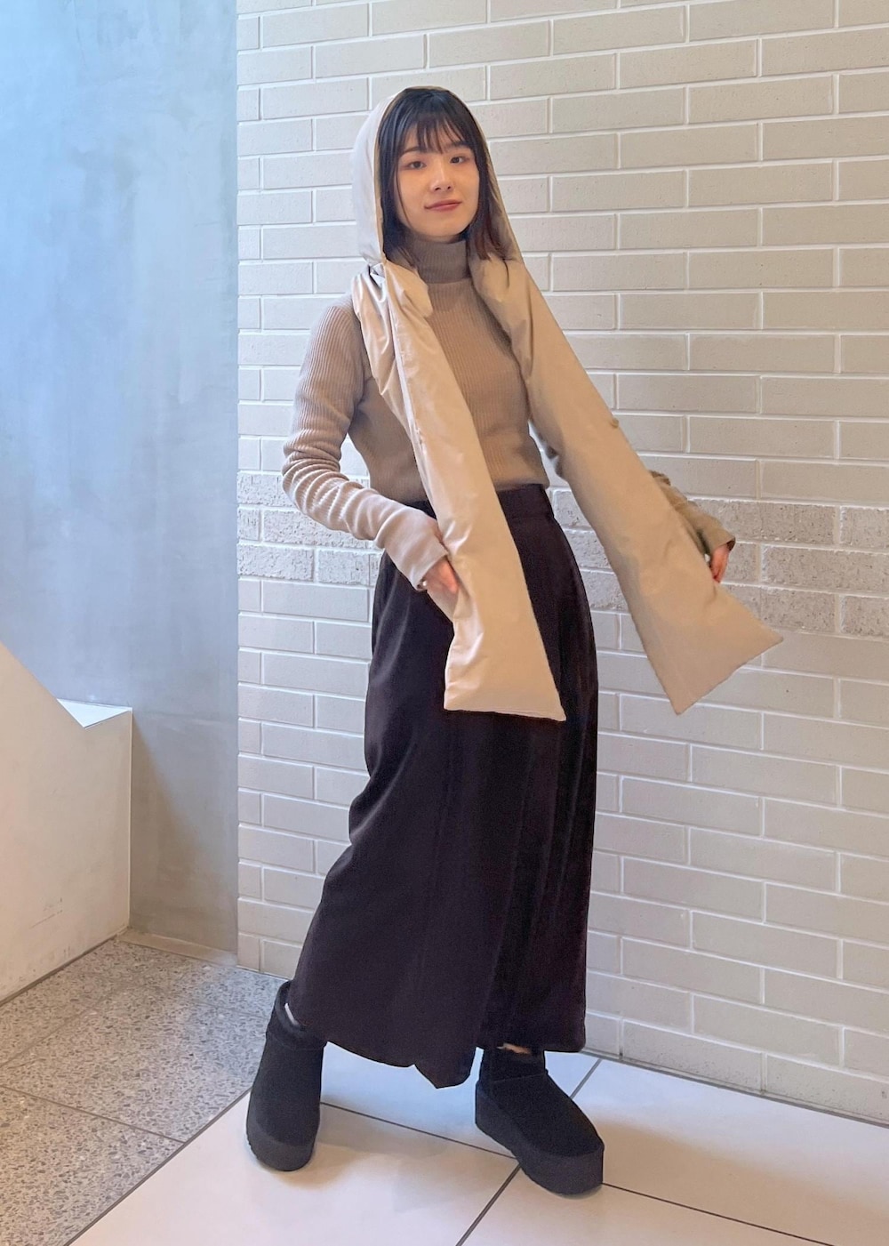 「GREEN DOWN、ダウンストール、クリーミーコットン、タイトスカート、UGG、SALON adam et ropé、サロンアダムエロペ、ニット、ファッションを楽しもう、ブラウン、タートルネック、Creamy Cotton、ブーツ、冬コーデ」｜「SALON adam et rope'の[GREEN DOWN]フード付きダウンストール（ストール/ショール、ベージュ系）」を使った、michiruさん（レディース・156cm）の秋コーディネートの3枚目の写真