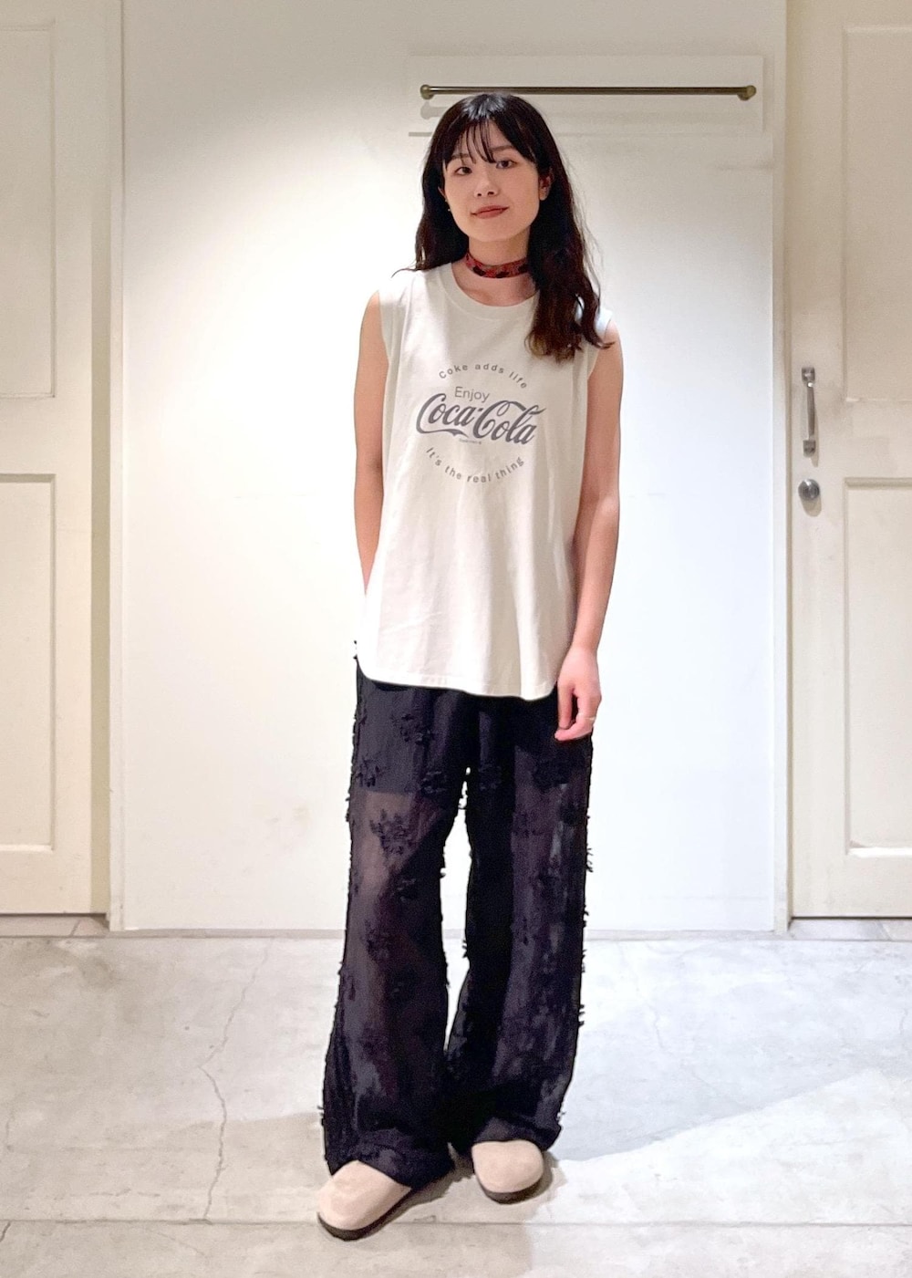 「Coca-Cola COLLECTION by JUN、Coca-Cola、コカ・コーラ、ロゴ、ベージュ、crinkle crinkle crinkle、シアー、ブラック、BIRKENSTOCK、Boston、WS、Ultrasuede(R)、初夏コーデ、夏コーデ、初秋コーデ」｜「BIRKENSTOCKの【BIRKENSTOCK(ビルケンシュトック)】Boston/ボストン（サンダル、グレー系）」を使った、michiruさん（レディース・156cm）の夏コーディネートの7枚目の写真