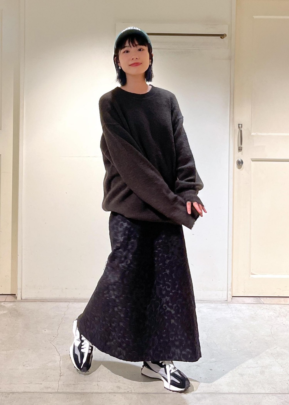 「アルパカ、ワンピース、キャミワンピース、ジャガード、桐生織、NEW BALANCE、ニューバランス、ブラック、Americana、アメリカーナ、キャップ、グリーン、ブラウン、プルオーバー、ニット」｜「SALON adam et rope'の【NIPPON CULTURE】ジャガードキャミワンピース（ワンピース、ブラック系）」を使った、michiruさん（レディース・156cm）の秋コーディネートの4枚目の写真