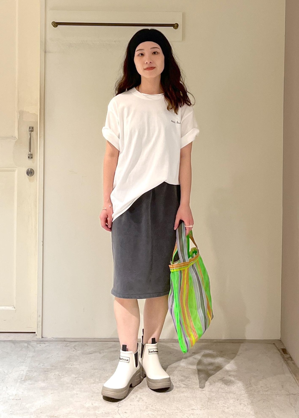 「マティス、Henri Matisse、ミディスカート、チャコール、Barbour、nimbus chelsea welly、長靴、Diminutivo、heyep、Silk Hair Band、初夏コーデ、夏コーデ、お出かけコーデ、アウトドアコーデ、フェスコーデ」｜「SALON adam et rope'のガーメントダイ ミニ裏毛ミディスカート（スカート、グレー系）」を使った、michiruさん（レディース・156cm）の夏コーディネートの2枚目の写真