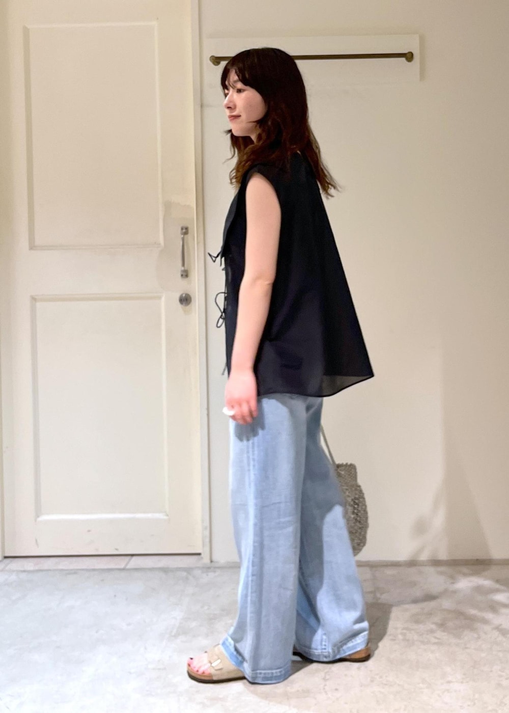 「コットンシルク、ブラック、RED CARD TOKYO、easy SLOGAN、デニム、BIRKENSTOCK、Zurich、ベージュ、BAGMATI、シルバー、初夏コーデ、夏コーデ、デートコーデ、お出かけコーデ、旅行コーデ」｜「SALON adam et rope'のプリマベールファームリーリブタンクトップ［UVケア・洗える］（タンクトップ、ブラック系）」を使った、michiruさん（レディース・156cm）の夏コーディネートの6枚目の写真