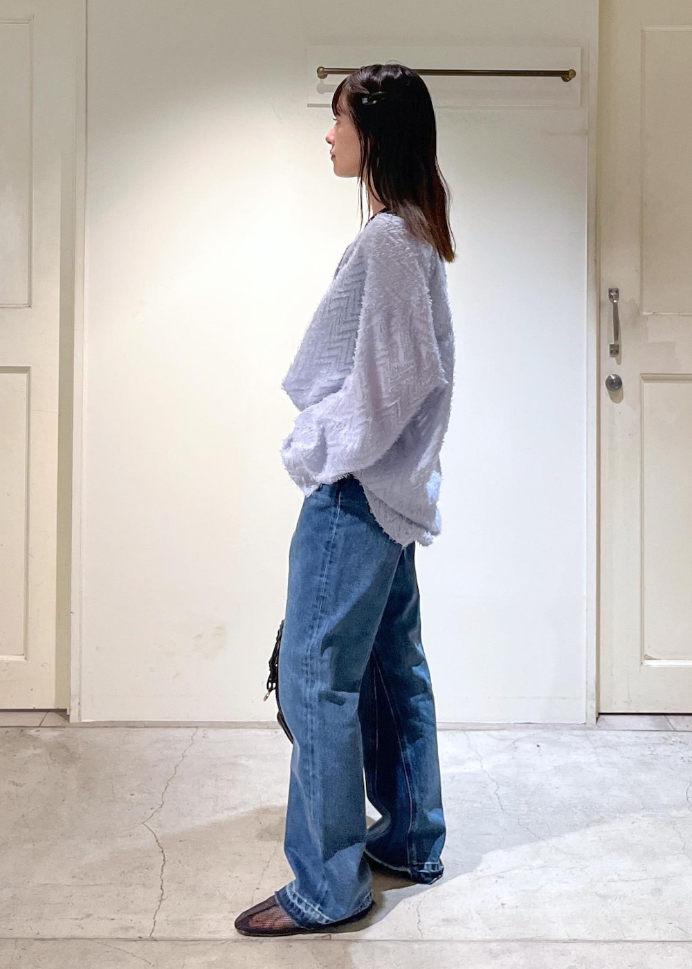 「モンターニュ、シャツ、Vネック、Hug Silk、ネイビー、デニム、REMME、トートバッグ、レザーバッグ、初春コーデ、春コーデ、デートコーデ、お出かけコーデ、旅行コーデ、推し活コーデ」|「REMMEの【REMME(レメ)】メッシュフラットシューズ(パンプス、ブラック系)」を使った、michiruさん(レディース・156cm)の春コーディネートの4枚目の写真