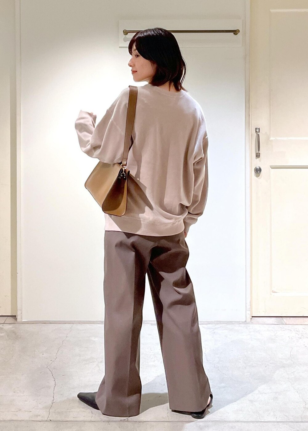 「CreamyCotton、クリーミーコットン、ベージュ、ブラウン、レザーバッグ、チェーンバッグ、プルオーバー、ロゴ、センタープレス、初秋コーデ、秋コーデ、初冬コーデ、お仕事コーデ、デートコーデ、お出かけコーデ」｜「SALON adam et rope'のエンブロイダリースウェット-CreamyCotton /クリーミーコットン-（スウェット、ベージュ系）」を使った、michiruさん（レディース・156cm）の夏コーディネートの5枚目の写真