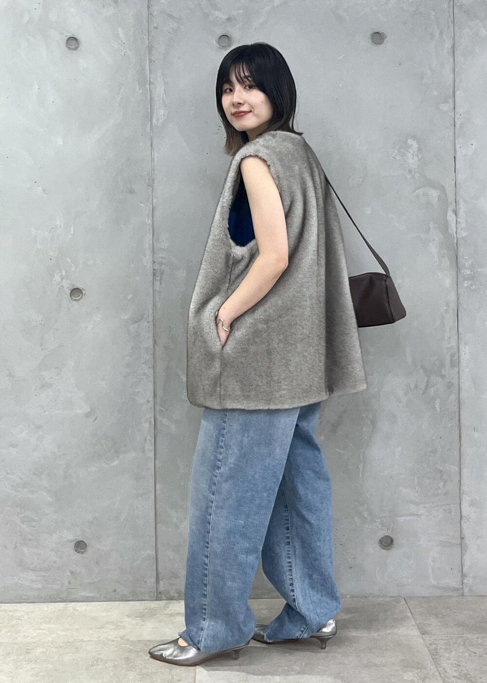 「ファー、ジレ、Gabriela Coll Garments、ウール、KURO for SALON、KURO、MARTINIANO、レザー、ブラウン、グレー、ノースリーブ、ブルー、デニム、シルバー、ローヒール」|「SALON adam et rope'の【雑誌掲載】【追加】レザーボックスショルダーバッグ/クロスボディバッグ(ショルダーバッグ、ブラウン系)」を使った、michiruさん(レディース・156cm)の夏コーディネートの4枚目の写真