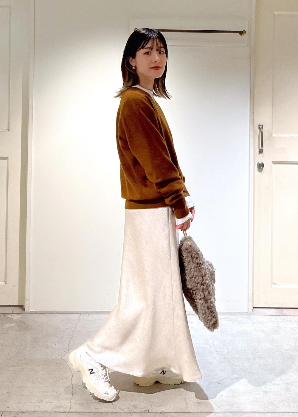「カシミヤ、ニット、プルオーバー、ブラウン、Ｖネック、Jean Cocteau、Tシャツ、ホワイト、フレアスカート、サテン、New Balance、ML725、helen Moore、ファーバッグ、もこもこバッグ」｜「HELEN MOOREの【helen Moore】Detachable Gold（ハンドバッグ、ブラウン系）」を使った、michiruさん（レディース・156cm）の秋コーディネートの3枚目の写真