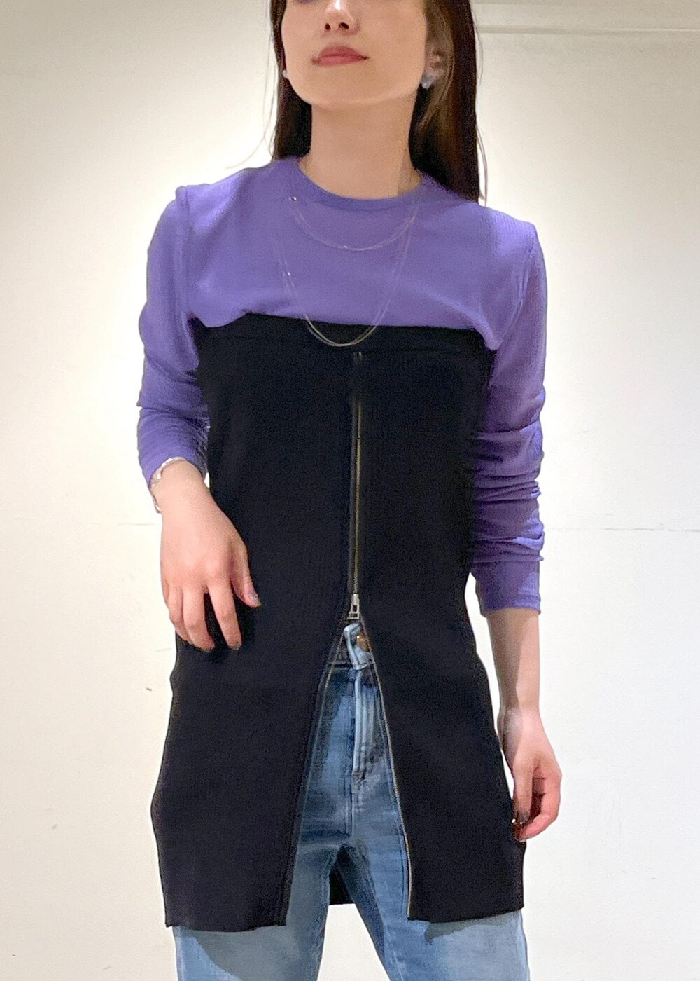 「23AW秋の新作、骨格ウェーブ、ブルベ、低身長、サロンアダムエロペ、KINAN、ビスチェ、redcardtokyo、MOHI、SALON adam et ropé、秋コーデ、ロンT、デニム、カラー×コーデ、レイヤードスタイル」|「SALON adam et rope'のKINANシアーリブロングTシャツ(Tシャツ/カットソー、パープル系)」を使った、michiruさん(レディース・156cm)の夏コーディネートの5枚目の写真