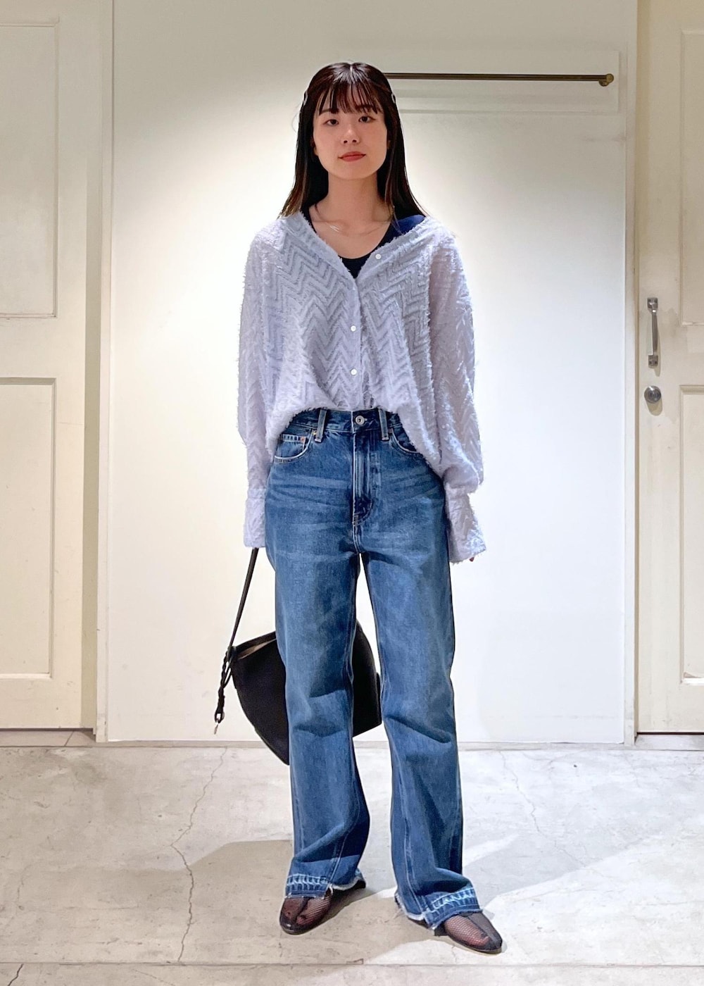 「モンターニュ、シャツ、Vネック、Hug Silk、ネイビー、デニム、REMME、トートバッグ、レザーバッグ、初春コーデ、春コーデ、デートコーデ、お出かけコーデ、旅行コーデ、推し活コーデ」|「REMMEの【REMME(レメ)】メッシュフラットシューズ(パンプス、ブラック系)」を使った、michiruさん(レディース・156cm)の春コーディネートの2枚目の写真
