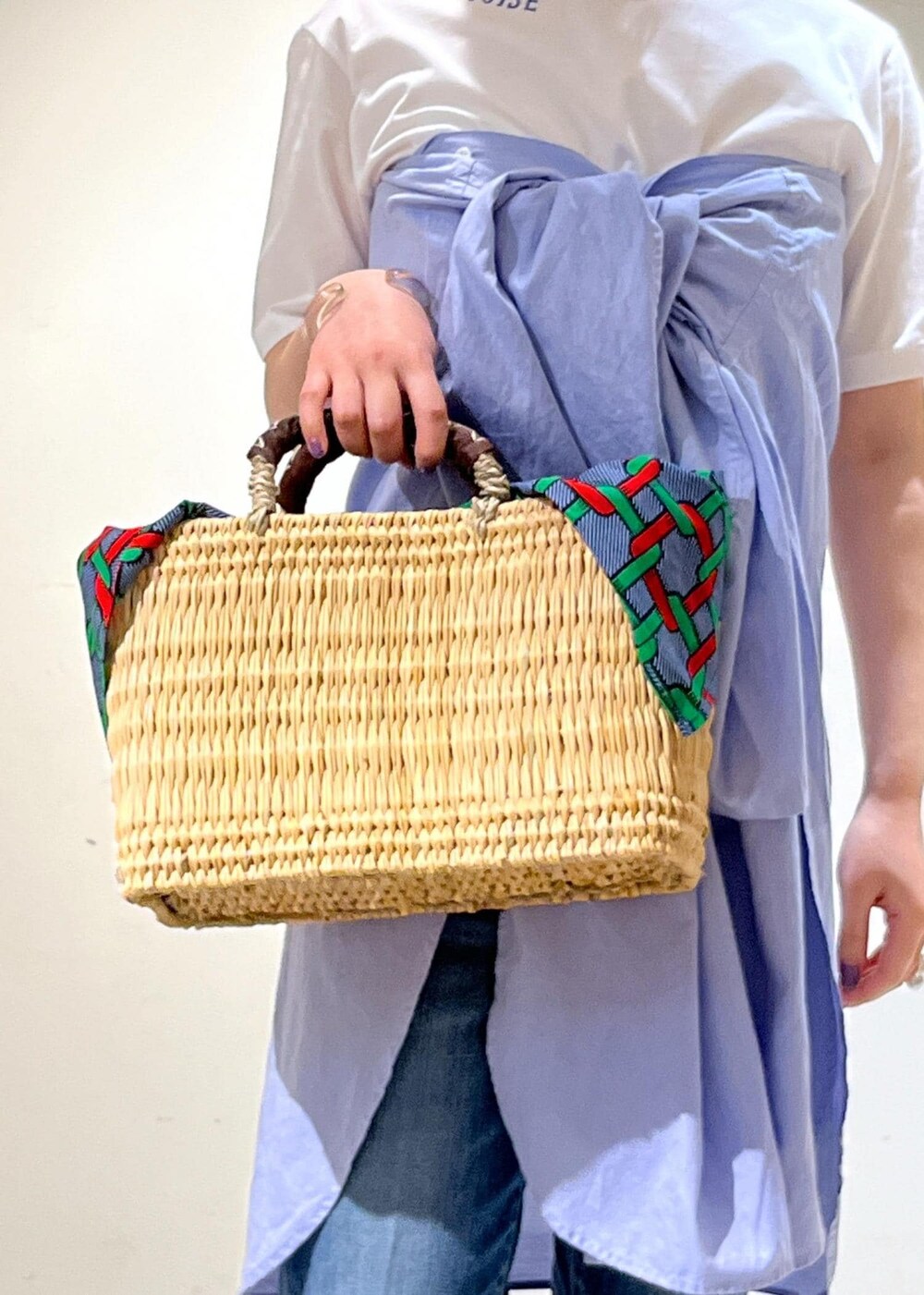 「23SS夏の新作、骨格ウェーブ、ブルベ、低身長、Tシャツ、GOOD LUCK COMES、シャツ、Americana、アメリカーナ、あづま袋、redcardtokyo、サロンアダムエロペ、Marmalade Midrise、マーマレード、カゴバッグ」｜「AMERICANAの【WEB限定】【Americana（アメリカーナ）】レギュラーカラービッグシャツ（シャツ/ブラウス、ブルー系）」を使った、michiruさん（レディース・156cm）の夏コーディネートの9枚目の写真