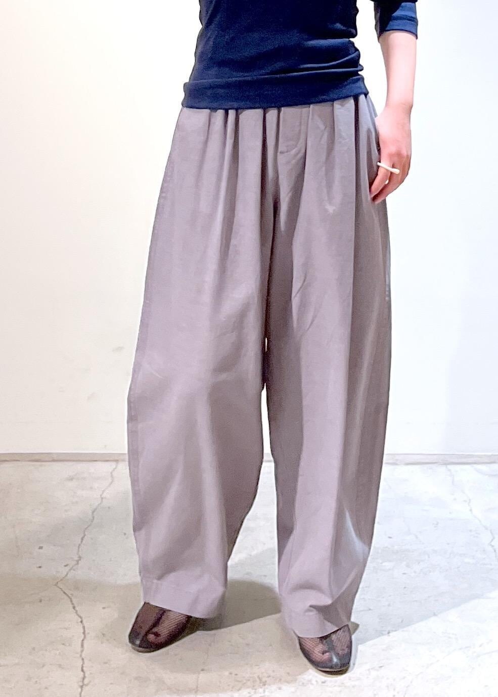 「Hug Silk、プルオーバー、Tシャツ、シルク、ネイビー、カーヴィーパンツ、グリーン、REMME、Americana for SALON、ERICKA NICOLAS BEGAY、シルバーアクセサリー、リュック、THE NORTH FACE、初春コーデ、春コーデ」｜「REMMEの【REMME(レメ)】メッシュフラットシューズ（パンプス、ブラック系）」を使った、michiruさん（レディース・156cm）の春コーディネートの10枚目の写真