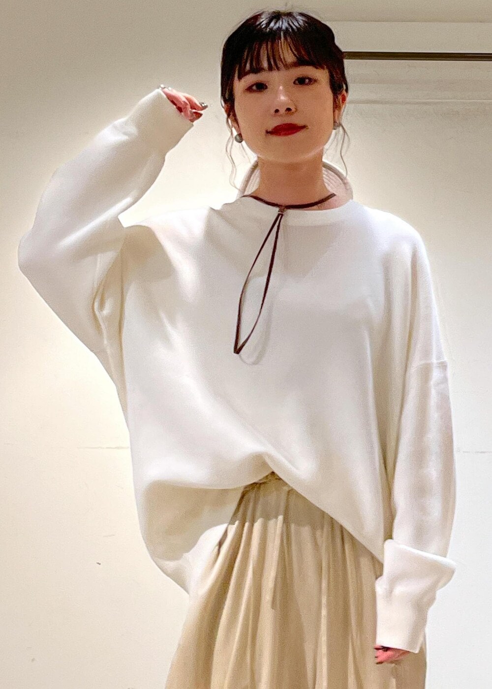 ベージュ系のブーツ、ベージュ系のその他パンツ、ホワイト系のスウェットを着用したレディースの秋コーディネートの6枚目の写真